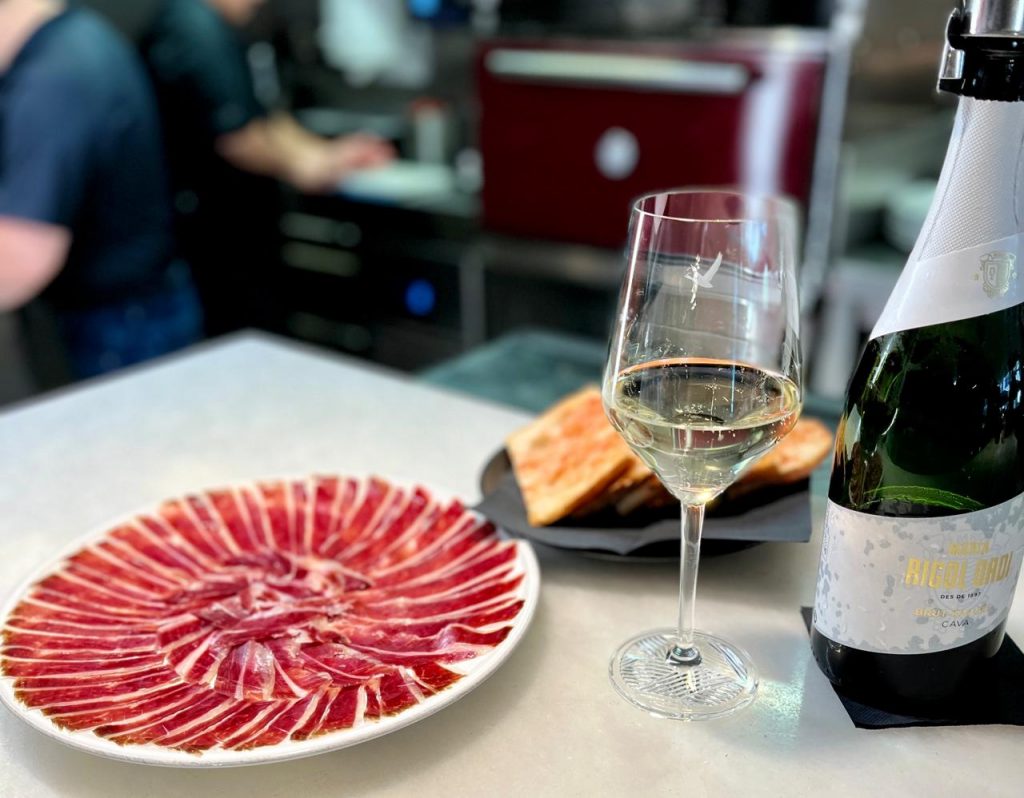 Escamarlans frescos, sucosos i plens de sabor, i les nostres ostres Gillardeau núm. 2 i núm. 3, considerades entre les millors d’Europa i procedents directament de la prestigiosa casa francesa Gillardeau. Una experiència que enamora als paladars més exigents.