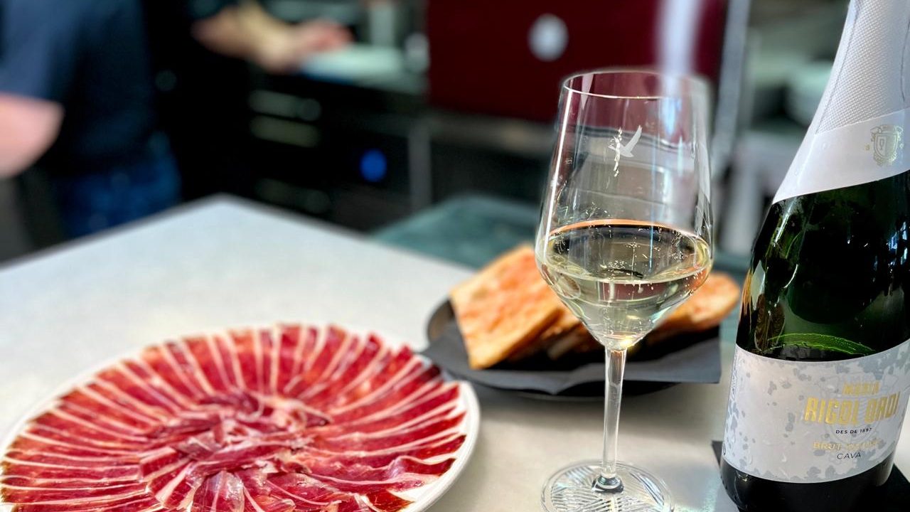 Escamarlans frescos, sucosos i plens de sabor, i les nostres ostres Gillardeau núm. 2 i núm. 3, considerades entre les millors d’Europa i procedents directament de la prestigiosa casa francesa Gillardeau. Una experiència que enamora als paladars més exigents.