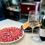 Escamarlans frescos, sucosos i plens de sabor, i les nostres ostres Gillardeau núm. 2 i núm. 3, considerades entre les millors d’Europa i procedents directament de la prestigiosa casa francesa Gillardeau. Una experiència que enamora als paladars més exigents.