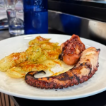 I ja tenim aquí un altre post per destacar un dels nostres plats estrella! El pop a la brasa del restaurant 180 que és sinònim d’excel·lència. Per només 6,50 euros de suplement, podreu gaudir d’un dels millors pops a la brasa de tot el Principat d’Andorra. No us oblideu de passar pel nostre restaurant al carrer Bonaventura Riberaygua 24, a Andorra la Vella, i descobrir el nostre menú especialíssim. Us hi esperem! Ara ja ho sabem a tot Andorra. #PopALaBrasa #Menú180 #GastronomiaAndorrana #AndorraLaVella #ExperiènciaCulinària