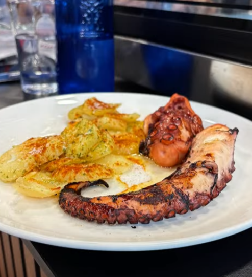 I ja tenim aquí un altre post per destacar un dels nostres plats estrella! El pop a la brasa del restaurant 180 que és sinònim d’excel·lència. Per només 6,50 euros de suplement, podreu gaudir d’un dels millors pops a la brasa de tot el Principat d’Andorra. No us oblideu de passar pel nostre restaurant al carrer Bonaventura Riberaygua 24, a Andorra la Vella, i descobrir el nostre menú especialíssim. Us hi esperem! Ara ja ho sabem a tot Andorra. #PopALaBrasa #Menú180 #GastronomiaAndorrana #AndorraLaVella #ExperiènciaCulinària