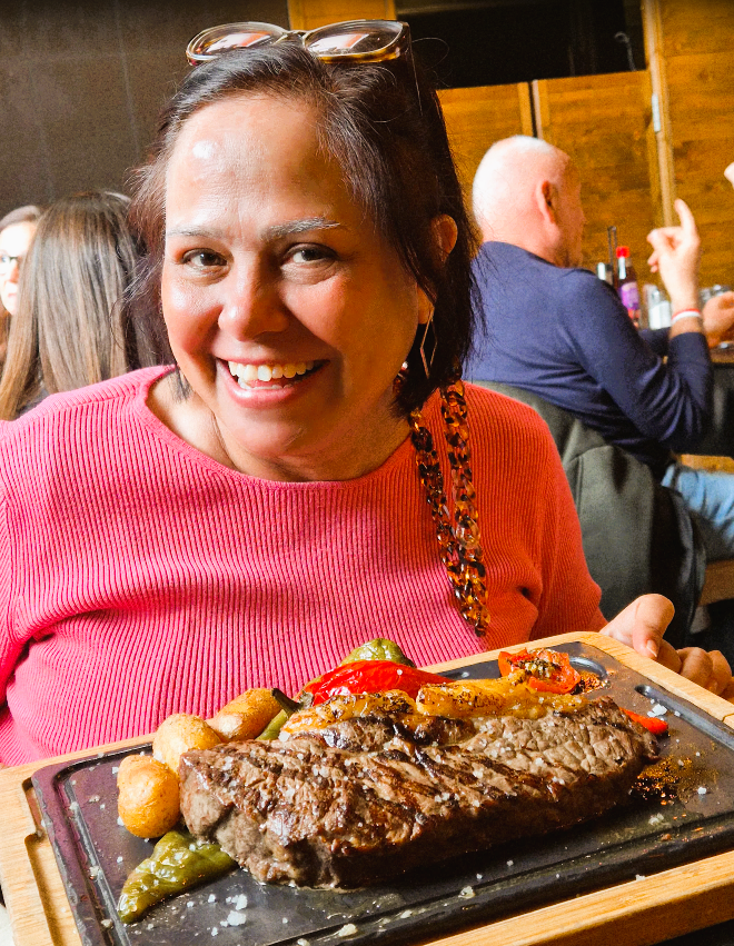 Gabriela Ortega. La Sangria Grilla és un Restaurant clàssic d'Andorra. Atenció excel·lent i el millor lloc per anar per bona carn. Servei ràpid, atent i inclusiu per a tots. Comida: 5/5 Servicio: 5/5 Ambiente: 5/5 Hola, Gabriela. Moltes gràcies per la teva visita i per aquesta valoració tan magnífica ⭐⭐⭐⭐⭐ ! Ens fa molt feliços saber que consideres La Sangria Grill un clàssic d’Andorra, i que vau gaudir d’una atenció excel·lent i d’un servei ràpid, atent i inclusiu per a tothom. A casa nostra cuidem molt allò que ens identifica: les nostres carns prèmium XXXXL a la graella de llenya, els entrants casolans com els plats de tonyina i mango, els tàrtars, els caragols a la brasa, l'amanida Cèsar, el Camembert al forn i els nostres crepès fetes amb recepta pròpia d’origen francès.I, per acabar, les nostres postres casolanes XXXXL, que sempre sorprenen. Moltes gràcies per recomanar-nos i per confiar en nosaltres. Serà un plaer tornar-vos a rebre ben aviat a Meritxell! 🙏✨ https://lasangria-restaurant-grill.com/gabriela-ortega-un-restaurant-classic-dandorra-atencio-excel%c2%b7lent-i-el-millor-lloc-per-anar-per-bona-carn-servei-rapid-atent-i-inclusiu-per-a-tots-comida-5-5-servicio-5-5-ambiente-5-5/