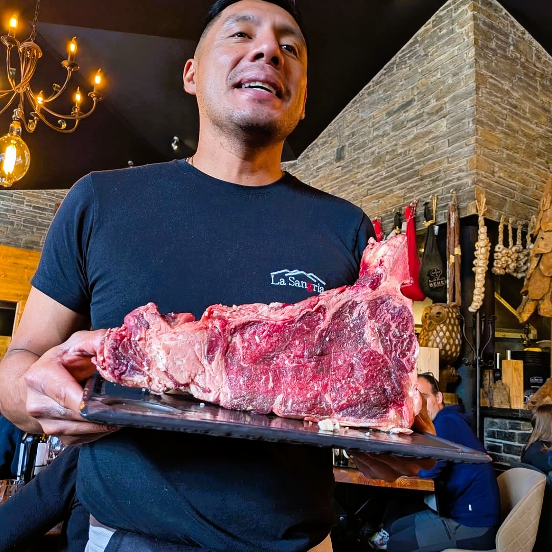 @lasangriacanillo mai falla. Servei impecable, tracte proper i un producte que parla per si sol. Brutal és poc! A La Sangria Grill gaudim d’una cuina que enamora: les nostres carns prèmium a la graella de llenya XXXXL, els entrants casolans com el tàrtar, els plats de tonyina i mango, els caragols a la brasa, l'amanida Cèsar, el Camembert al forn, i les nostres creps amb recepta francesa pròpia. I per acabar… les postres casolanes XXXXL, que són un petit pecat obligatori. I si tot això ho vius a la nostra terrassa, una de les més agradables i acollidores de Canillo, l’experiència es converteix en un autèntic plaer. Perfecta per dinar, sopar o simplement gaudir del moment. La Sangria Grill: quan el producte, la brasa i el bon ambient ho són tot.#andorra #canillo #lasangria #brasaandorra #terrassaandorra https://lasangria-restaurant-grill.com/a-la-sangria-grill-gaudim-duna-cuina-que-agrada-molt-les-nostres-carns-premium-a-la-graella-de-llenya-xxxxl-els-entrants-casolans-com-el-tartar-els-plats-de-tonyina-i-mango-els-caragols-a/
