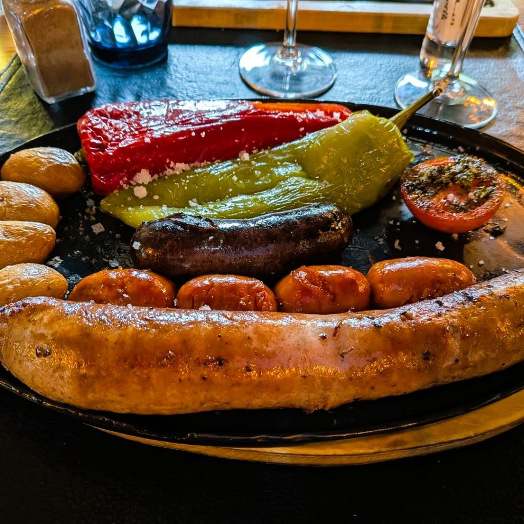 @lasangriacanillo mai falla. Servei impecable, tracte proper i un producte que parla per si sol. Brutal és poc! A La Sangria Grill gaudim d’una cuina que enamora: les nostres carns prèmium a la graella de llenya XXXXL, els entrants casolans com el tàrtar, els plats de tonyina i mango, els caragols a la brasa, l'amanida Cèsar, el Camembert al forn, i les nostres creps amb recepta francesa pròpia. I per acabar… les postres casolanes XXXXL, que són un petit pecat obligatori. I si tot això ho vius a la nostra terrassa, una de les més agradables i acollidores de Canillo, l’experiència es converteix en un autèntic plaer. Perfecta per dinar, sopar o simplement gaudir del moment. La Sangria Grill: quan el producte, la brasa i el bon ambient ho són tot.#andorra #canillo #lasangria #brasaandorra #terrassaandorra https://lasangria-restaurant-grill.com/a-la-sangria-grill-gaudim-duna-cuina-que-agrada-molt-les-nostres-carns-premium-a-la-graella-de-llenya-xxxxl-els-entrants-casolans-com-el-tartar-els-plats-de-tonyina-i-mango-els-caragols-a/