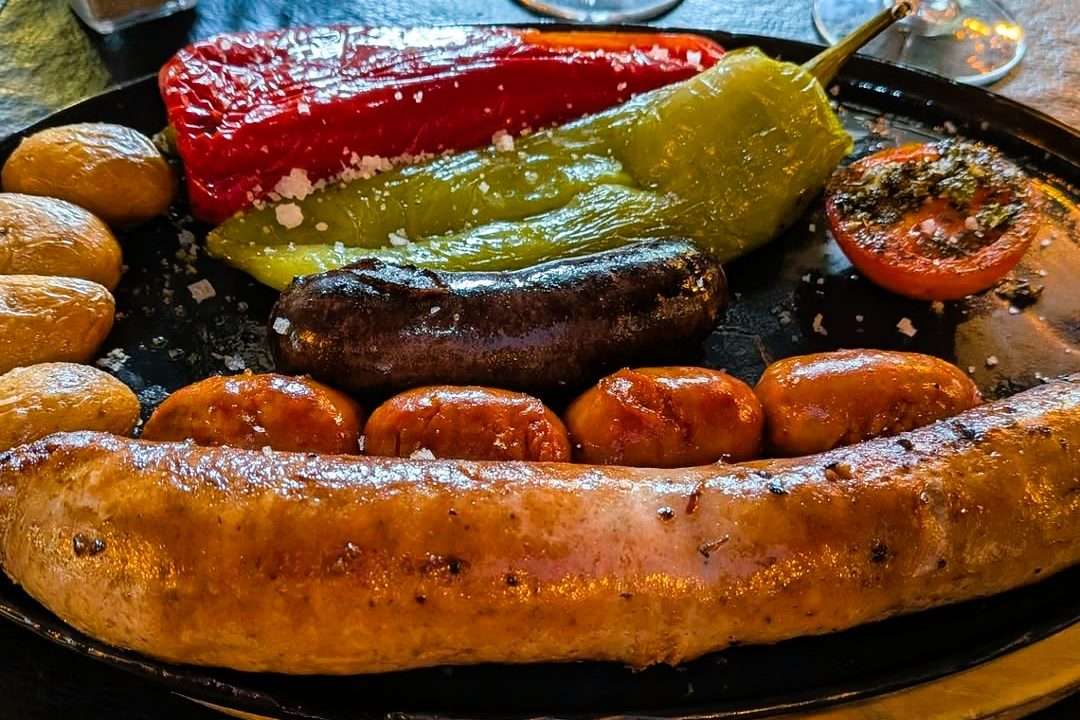 @lasangriacanillo mai falla. Servei impecable, tracte proper i un producte que parla per si sol. Brutal és poc! A La Sangria Grill gaudim d’una cuina que enamora: les nostres carns prèmium a la graella de llenya XXXXL, els entrants casolans com el tàrtar, els plats de tonyina i mango, els caragols a la brasa, l'amanida Cèsar, el Camembert al forn, i les nostres creps amb recepta francesa pròpia. I per acabar… les postres casolanes XXXXL, que són un petit pecat obligatori. I si tot això ho vius a la nostra terrassa, una de les més agradables i acollidores de Canillo, l’experiència es converteix en un autèntic plaer. Perfecta per dinar, sopar o simplement gaudir del moment. La Sangria Grill: quan el producte, la brasa i el bon ambient ho són tot.#andorra #canillo #lasangria #brasaandorra #terrassaandorra https://lasangria-restaurant-grill.com/a-la-sangria-grill-gaudim-duna-cuina-que-agrada-molt-les-nostres-carns-premium-a-la-graella-de-llenya-xxxxl-els-entrants-casolans-com-el-tartar-els-plats-de-tonyina-i-mango-els-caragols-a/