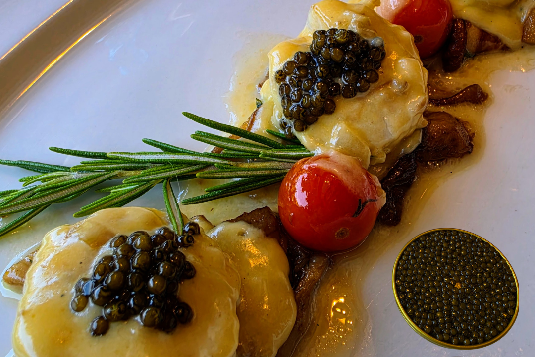 ✨ Aujourd’hui, à la Borda Xixerella, nous avons vécu un moment culinaire d’une finesse exceptionnelle autour d’un plat : la Saint‑Jacques sublimée par notre caviar Shah Daria. Le chef Paulo a imaginé une création d’une précision remarquable : des Saint‑Jacques parfaitement snackées, nappées d’une sauce crème légère, délicate et soyeuse, puis relevées d’une touche de caviar Shah Daria, qui apporte profondeur, élégance et une salinité noble qui prolonge chaque bouchée. Un plat qui illustre à la perfection ce que nous recherchons : la rencontre entre un produit d’excellence et le talent d’un chef capable de le magnifier sans jamais le masquer. En moins de cinq minutes, Paulo a compris notre vision et a créé une assiette qui deviendra une référence pour présenter notre caviar aux restaurateurs et aux particuliers — en attendant l’ouverture de notre boutique le 15 septembre à Andorre‑la‑Vieille. Shah Daria : l’art de la rareté et de l’excellence Notre caviar est une sélection rare, façonnée par le temps, la patience et la noblesse des origines. Chez Shah Prestige, nous réunissons des trésors d’exception : caviar d’excellence safran d’Iran chocolat haut de gamme pistaches premium Chaque produit est une promesse : authenticité, rareté et qualité absolue. Un immense merci à Paulo, à Francisco et à toute l’équipe de la Borda Xixerella pour leur accueil, leur passion et leur talent. Une collaboration qui marque le début d’une très belle aventure gastronomique. #ShahDaria #CaviarDeLuxe #BordaXixerella #GastronomieAndorra #ShahPrestige
