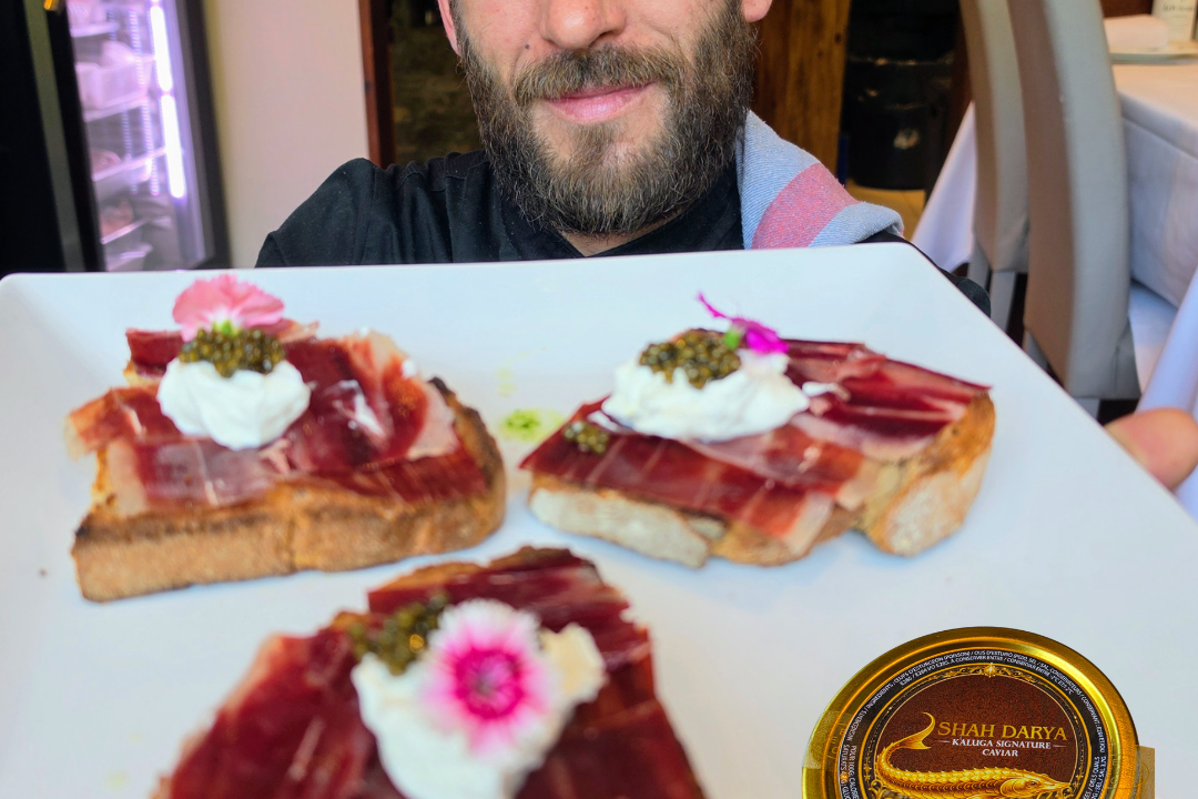 ✨ Aujourd’hui, nous avons eu le plaisir de visiter la Borda Xixerella, où nous avons dégusté des créations culinaires vraiment exceptionnelles. Le chef Paulo nous a préparé trois plats uniques, pensés spécialement pour sublimer notre caviar Shah Daria : * Jambon ibérique 100 % accompagné de fromage frais et de caviar Shah Daria* Saint-jacques nappées d’une légère sauce crème, relevées par une touche de caviar* Palourdes galiciennes, délicatement servies avec une finition de caviar Comme représentant du caviar Shah Daria, je tiens à exprimer toute ma gratitude au chef Paulo, qui a compris en moins de cinq minutes notre vision et a créé trois assiettes d’une finesse remarquable. Ces plats vont nous permettre de présenter notre caviar à d’autres restaurateurs, mais également aux particuliers, lorsque notre boutique ouvrira ses portes le 15 septembre prochain à Andorre-la-Vieille. Shah Daria : l’art de la rareté et de l'excellence. Le caviar Shah Daria est une sélection rare, guidée par la noblesse de ses origines. Il existe des produits que le temps façonne avec une patience infinie, que la terre offre avec une générosité sans égale, et que seuls quelques artisans savent véritablement sublimer. Au sein de notre maison, Shah Prestige, nous réunissons ces trésors : caviar d’exception* safran d’Iran* chocolat d’excellence* pistaches premium Chaque référence incarne une promesse : authenticité absolue, rareté assumée et qualité sans compromis. Un immense merci à Paulo, à Francisco et à toute l’équipe de la Borda Xixerella pour leur accueil, leur talent et leur passion. Une collaboration qui marque le début d’une très belle aventure gastronomique.