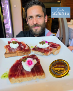 ✨ Aujourd’hui, nous avons eu le plaisir de visiter la Borda Xixerella, où nous avons dégusté des créations culinaires vraiment exceptionnelles. Le chef Paulo nous a préparé trois plats uniques, pensés spécialement pour sublimer notre caviar Shah Daria : * Jambon ibérique 100 % accompagné de fromage frais et de caviar Shah Daria* Saint-jacques nappées d’une légère sauce crème, relevées par une touche de caviar* Palourdes galiciennes, délicatement servies avec une finition de caviar Comme représentant du caviar Shah Daria, je tiens à exprimer toute ma gratitude au chef Paulo, qui a compris en moins de cinq minutes notre vision et a créé trois assiettes d’une finesse remarquable. Ces plats vont nous permettre de présenter notre caviar à d’autres restaurateurs, mais également aux particuliers, lorsque notre boutique ouvrira ses portes le 15 septembre prochain à Andorre-la-Vieille. Shah Daria : l’art de la rareté et de l'excellence. Le caviar Shah Daria est une sélection rare, guidée par la noblesse de ses origines. Il existe des produits que le temps façonne avec une patience infinie, que la terre offre avec une générosité sans égale, et que seuls quelques artisans savent véritablement sublimer. Au sein de notre maison, Shah Prestige, nous réunissons ces trésors : caviar d’exception* safran d’Iran* chocolat d’excellence* pistaches premium Chaque référence incarne une promesse : authenticité absolue, rareté assumée et qualité sans compromis. Un immense merci à Paulo, à Francisco et à toute l’équipe de la Borda Xixerella pour leur accueil, leur talent et leur passion. Une collaboration qui marque le début d’une très belle aventure gastronomique.