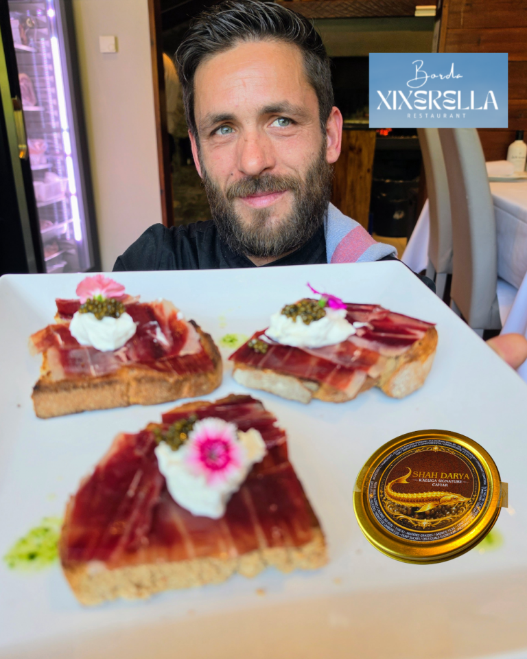 ✨ Aujourd’hui, nous avons eu le plaisir de visiter la Borda Xixerella, où nous avons dégusté des créations culinaires vraiment exceptionnelles. Le chef Paulo nous a préparé trois plats uniques, pensés spécialement pour sublimer notre caviar Shah Daria : * Jambon ibérique 100 % accompagné de fromage frais et de caviar Shah Daria* Saint-jacques nappées d’une légère sauce crème, relevées par une touche de caviar* Palourdes galiciennes, délicatement servies avec une finition de caviar Comme représentant du caviar Shah Daria, je tiens à exprimer toute ma gratitude au chef Paulo, qui a compris en moins de cinq minutes notre vision et a créé trois assiettes d’une finesse remarquable. Ces plats vont nous permettre de présenter notre caviar à d’autres restaurateurs, mais également aux particuliers, lorsque notre boutique ouvrira ses portes le 15 septembre prochain à Andorre-la-Vieille. Shah Daria : l’art de la rareté et de l'excellence. Le caviar Shah Daria est une sélection rare, guidée par la noblesse de ses origines. Il existe des produits que le temps façonne avec une patience infinie, que la terre offre avec une générosité sans égale, et que seuls quelques artisans savent véritablement sublimer. Au sein de notre maison, Shah Prestige, nous réunissons ces trésors : caviar d’exception* safran d’Iran* chocolat d’excellence* pistaches premium Chaque référence incarne une promesse : authenticité absolue, rareté assumée et qualité sans compromis. Un immense merci à Paulo, à Francisco et à toute l’équipe de la Borda Xixerella pour leur accueil, leur talent et leur passion. Une collaboration qui marque le début d’une très belle aventure gastronomique.