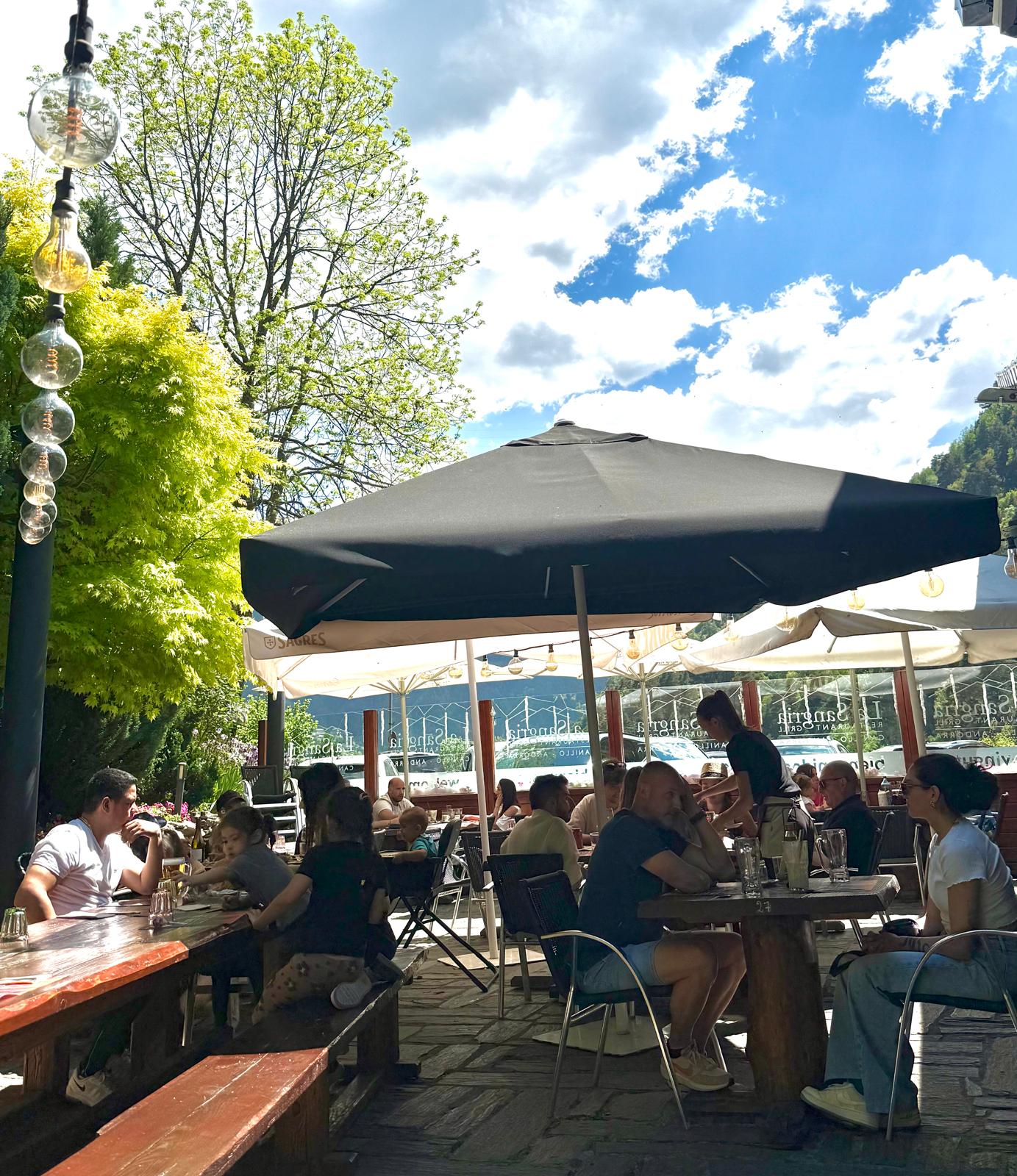 À La Sangria Grill, chaque plat est préparé avec passion, chaque détail compte, et chaque visite doit devenir un souvenir gourmand. Nous serons ravis de vous accueillir très bientôt, en salle ou sur notre belle terrasse. Votre table vous attend.