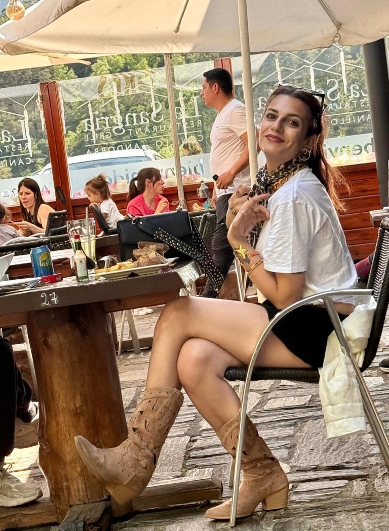À La Sangria Grill, chaque plat est préparé avec passion, chaque détail compte, et chaque visite doit devenir un souvenir gourmand. Nous serons ravis de vous accueillir très bientôt, en salle ou sur notre belle terrasse. Votre table vous attend.