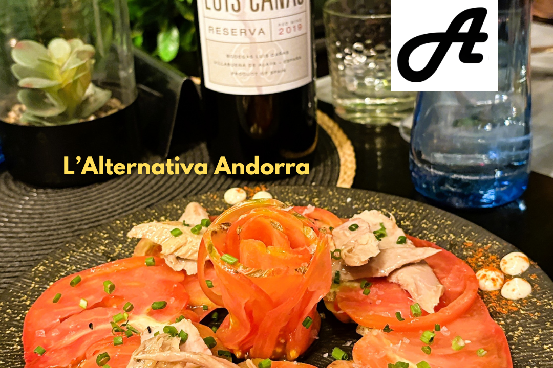 A L’Alternativa Andorra tenim un d’aquells clàssics que sempre sorprenen: el nostre Carpaccio de Tomàquet Rosa amb ventresca de tonyina. A L’Alternativa Andorra tenim un d’aquells clàssics que sempre sorprenen: el nostre Carpaccio de Tomàquet Rosa amb ventresca de tonyina. Un plat fresc, d’estiu, viu, ple de matisos i amb una combinació que funciona a la perfecció. El tomàquet rosa, tallat fi i amb el seu punt just de maduració, aporta dolçor natural i una textura suau que contrasta meravellosament amb la ventresca de tonyina, melosa, delicada i d’una qualitat excepcional. I a tot això li afegim un bon oli d’oliva. Un raig d’oli d’oliva verge extra, un toc de sal, i ja tens una proposta que parla d’estiu, de bon producte i de cuina ben feta. És d’aquells plats que entren pels ulls, conquereixen al primer tast i deixen ganes de repetir. Si vols gaudir d’una combinació fresca, saborosa i perfecta per començar un bon àpat… t’esperem a L’Alternativa Andorra per descobrir-la. Tenim altres plats molt saborosos i frescos. #LAlternativaAndorra #CuinaAmbProducte #TomàquetRosa #VentrescaDeTonyina #AndorraGastronòmica
