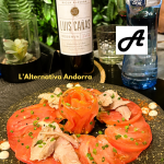 A L’Alternativa Andorra tenim un d’aquells clàssics que sempre sorprenen: el nostre Carpaccio de Tomàquet Rosa amb ventresca de tonyina. A L’Alternativa Andorra tenim un d’aquells clàssics que sempre sorprenen: el nostre Carpaccio de Tomàquet Rosa amb ventresca de tonyina. Un plat fresc, d’estiu, viu, ple de matisos i amb una combinació que funciona a la perfecció. El tomàquet rosa, tallat fi i amb el seu punt just de maduració, aporta dolçor natural i una textura suau que contrasta meravellosament amb la ventresca de tonyina, melosa, delicada i d’una qualitat excepcional. I a tot això li afegim un bon oli d’oliva. Un raig d’oli d’oliva verge extra, un toc de sal, i ja tens una proposta que parla d’estiu, de bon producte i de cuina ben feta. És d’aquells plats que entren pels ulls, conquereixen al primer tast i deixen ganes de repetir. Si vols gaudir d’una combinació fresca, saborosa i perfecta per començar un bon àpat… t’esperem a L’Alternativa Andorra per descobrir-la. Tenim altres plats molt saborosos i frescos. #LAlternativaAndorra #CuinaAmbProducte #TomàquetRosa #VentrescaDeTonyina #AndorraGastronòmica