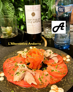 A L’Alternativa Andorra tenim un d’aquells clàssics que sempre sorprenen: el nostre Carpaccio de Tomàquet Rosa amb ventresca de tonyina. A L’Alternativa Andorra tenim un d’aquells clàssics que sempre sorprenen: el nostre Carpaccio de Tomàquet Rosa amb ventresca de tonyina. Un plat fresc, d’estiu, viu, ple de matisos i amb una combinació que funciona a la perfecció. El tomàquet rosa, tallat fi i amb el seu punt just de maduració, aporta dolçor natural i una textura suau que contrasta meravellosament amb la ventresca de tonyina, melosa, delicada i d’una qualitat excepcional. I a tot això li afegim un bon oli d’oliva. Un raig d’oli d’oliva verge extra, un toc de sal, i ja tens una proposta que parla d’estiu, de bon producte i de cuina ben feta. És d’aquells plats que entren pels ulls, conquereixen al primer tast i deixen ganes de repetir. Si vols gaudir d’una combinació fresca, saborosa i perfecta per començar un bon àpat… t’esperem a L’Alternativa Andorra per descobrir-la. Tenim altres plats molt saborosos i frescos. #LAlternativaAndorra #CuinaAmbProducte #TomàquetRosa #VentrescaDeTonyina #AndorraGastronòmica