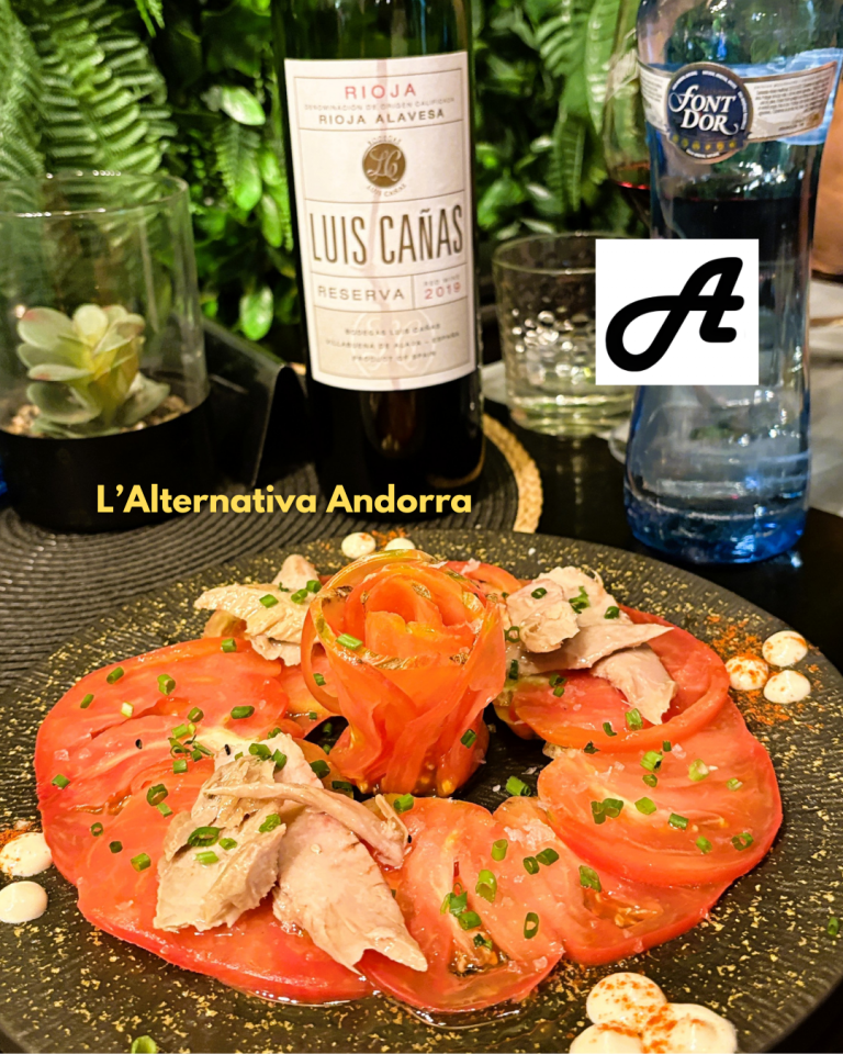 A L’Alternativa Andorra tenim un d’aquells clàssics que sempre sorprenen: el nostre Carpaccio de Tomàquet Rosa amb ventresca de tonyina. A L’Alternativa Andorra tenim un d’aquells clàssics que sempre sorprenen: el nostre Carpaccio de Tomàquet Rosa amb ventresca de tonyina. Un plat fresc, d’estiu, viu, ple de matisos i amb una combinació que funciona a la perfecció. El tomàquet rosa, tallat fi i amb el seu punt just de maduració, aporta dolçor natural i una textura suau que contrasta meravellosament amb la ventresca de tonyina, melosa, delicada i d’una qualitat excepcional. I a tot això li afegim un bon oli d’oliva. Un raig d’oli d’oliva verge extra, un toc de sal, i ja tens una proposta que parla d’estiu, de bon producte i de cuina ben feta. És d’aquells plats que entren pels ulls, conquereixen al primer tast i deixen ganes de repetir. Si vols gaudir d’una combinació fresca, saborosa i perfecta per començar un bon àpat… t’esperem a L’Alternativa Andorra per descobrir-la. Tenim altres plats molt saborosos i frescos. #LAlternativaAndorra #CuinaAmbProducte #TomàquetRosa #VentrescaDeTonyina #AndorraGastronòmica