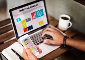 La majoria d’empreses comuniquen. Però només unes poques connecten. En un món ple de soroll, la diferència no la marca qui parla més, sinó qui parla millor. Qui sap explicar qui és, no només què fa. Qui comunica amb autenticitat, coherència i emoció. Això és el que faig per a tu: ajudar-te a recuperar l’essència de la teva marca i convertir-la en una presència clara, memorable i professional. Quan tornes a l’essencial, tot canvia: la comunicació es transforma en identitat, els textos es converteixen en experiències, i la teva marca deixa de perseguir clients… per començar a atreure’ls. El que puc fer per al teu negoci Donar forma al teu relat perquè expliqui qui ets i per què ets diferent. Crear continguts professionals que transmetin valor, emoció i credibilitat. Optimitzar la teva presència digital perquè la teva marca es vegi, es recordi i funcioni. Acompanyar-te en la digitalització amb una estratègia clara, humana i realista. Tornar a l’essencial no és simplificar. És desbloquejar el que ja tens: la teva història, el teu talent, la teva manera única de fer les coses. Quan comuniques des de la veritat, la teva marca deixa de competir. Comença a destacar.