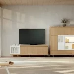 A RELAXIA Andorra presentem una de les novetats més inspiradores de BAIXMODULS: el nou Catàleg ARKO 360, una col·lecció que redefineix la manera d’entendre salons i menjadors amb una mirada molt més moderna, lleugera i versàtil. ARKO 360 neix per complementar una de les línies més emblemàtiques de la marca. Si fins ara destacava per la seva gran capacitat i presència robusta, aquesta nova visió aporta lleugeresa visual, equilibri i un disseny molt més actual. A partir dels seus mòduls més reconeguts, BAIXMODULS reinterpreta volums i proporcions per crear composicions suaus, elegants i adaptables a qualsevol espai. Els nous acabats, les potes metàl·liques, els panells il·luminats a mitja altura i les peces singulars obren un ventall de possibilitats per personalitzar cada ambient amb estil propi. Si vols aprofundir en les opcions de personalització, pots explorar les solucions modulars que oferim a RELAXIA. ARKO 360 és una mirada de futur: un gir complet de 360° en disseny i funcionalitat, pensat per crear espais moderns, elegants i plens de personalitat. A RELAXIA Andorra t’esperem perquè descobreixis aquesta nova col·lecció i totes les possibilitats que pot aportar a la teva llar. #RelaxiaAndorra #Baixmoduls #Arko360 #Interiorisme #MoblesModerns A RELAXIA Andorra presentem una de les novetats més inspiradores de BAIXMODULS: el nou Catàleg ARKO 360, la millor botiga de matalassos i mobles d'Andorra. Bon preu i màxima qualitat.