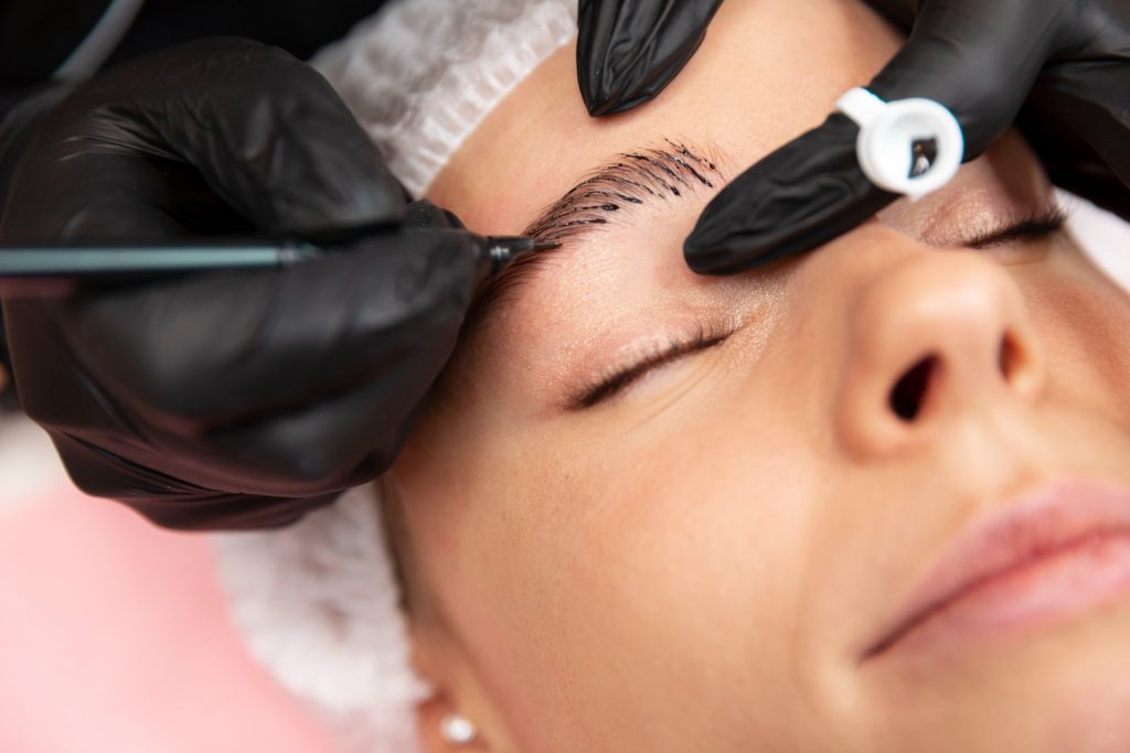 Per aconseguir unes celles definides i naturals a Andorra, pots acudir a diversos centres d'estètica especialitzats en disseny, micropoliment i laminat. Alguns dels serveis i llocs més destacats al país inclouen:  Microblading i Efecte Pèl a Pèl: Ofereix un acabat realista per omplir i definir sense perdre la naturalitat. Pots trobar-ho a centres com a l'espai de Natural Beauty Andorra.  Laminat i Disseny de Celles: Ideal per ordenar, donar volum i fixar la forma respectant l'harmonia del rostre. Es realitza en establiments com https://www.instagram.com/naturalbeautymileidy/  Depilació i Definició Clàssica: Tractaments de manteniment i perfilat professional adaptats a la morfologia de la cara, disponibles a l'espai de https://www.instagram.com/naturalbeautymileidy/ 