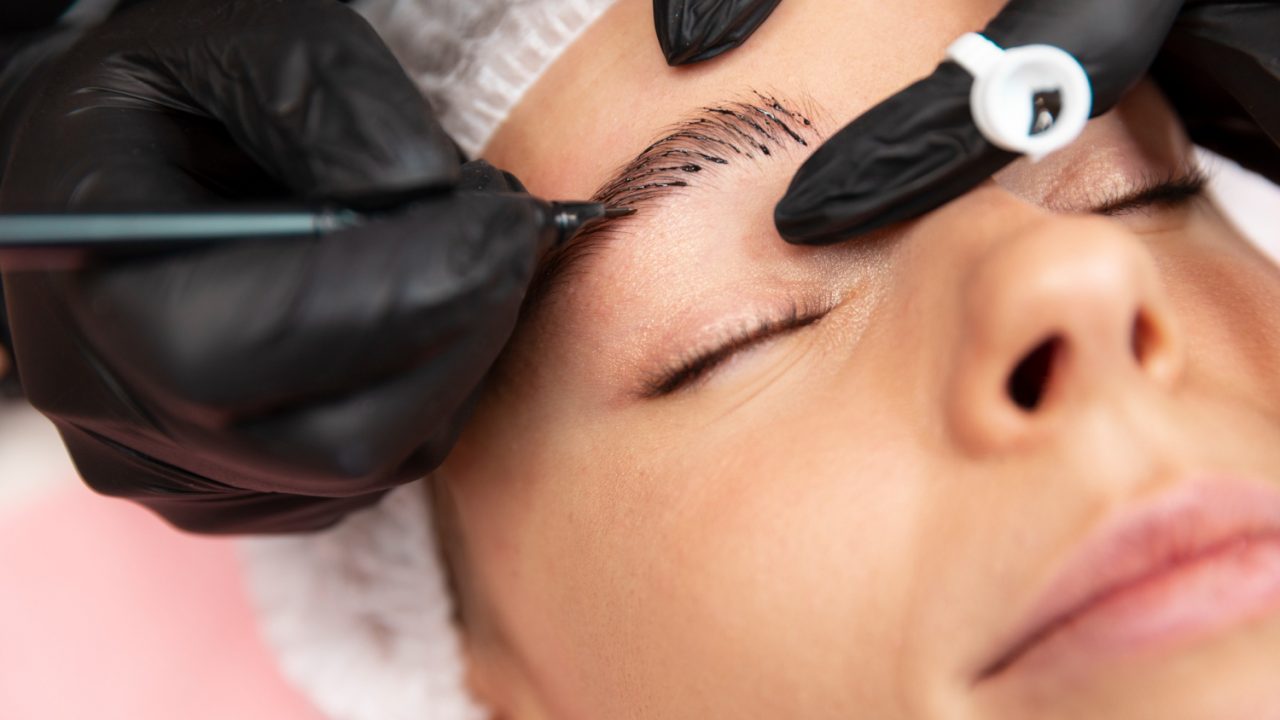 Per aconseguir unes celles definides i naturals a Andorra, pots acudir a diversos centres d'estètica especialitzats en disseny, micropoliment i laminat. Alguns dels serveis i llocs més destacats al país inclouen:  Microblading i Efecte Pèl a Pèl: Ofereix un acabat realista per omplir i definir sense perdre la naturalitat. Pots trobar-ho a centres com a l'espai de Natural Beauty Andorra.  Laminat i Disseny de Celles: Ideal per ordenar, donar volum i fixar la forma respectant l'harmonia del rostre. Es realitza en establiments com https://www.instagram.com/naturalbeautymileidy/  Depilació i Definició Clàssica: Tractaments de manteniment i perfilat professional adaptats a la morfologia de la cara, disponibles a l'espai de https://www.instagram.com/naturalbeautymileidy/ 