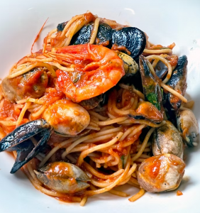 HOTEL RESTAURANT LA GLORIETA. MÀXIMA QUALITAT A PREUS MOLT EQUILIBRATS. L’Albert fa bona cuina amb el sabor de la cuina tradicional. La de tota la vida. La filosofia del restaurant es basa a treballar amb productes de km 0, proximitat, qualitat i cuinats amb passió. Albert Formentí, el xef de l'Alt Urgell. Des de Castellciutat, el restaurant La Glorieta per als millors comensals amb una cuina de mercat, a grans gurmets del Pirineu i Andorra. On el bon menjar se serveix amb vistes al Cadí Experiència culinària única  Entre Els Pirineus i la Serra del Cadí, Restaurant La Glorieta ofereix plats frescos de temporada i una experiència gastronòmica amb una cuina catalana inigualable per als amants del bon menjar. Esdeveniments i Cerimònies. Podem ajudar-te. Demana'ns informació i visita les nostres instal·lacions: salons, zona i piscina per a còctel. Autèntica gastronomia catalana de mercat Cuinem amb el cor per despertar sentiments El nostre restaurant ofereix una cuina catalana casolana, renovada i amb productes de mercat. Treballem l'ampli receptari de la nostra comarca de l'Alt Urgell i de més enllà. La filosofia del restaurant es basa a treballar amb productes de km 0, proximitat, qualitat i cuinats amb passió. La proximitat de l'hort ens facilita productes amb autèntics sabors. La nostra oferta gastronòmica presenta un ampli ventall d'eleccions des d'un menú diari amb suggeriments, tota classe d'arrossos o bé un menú degustació que, depenent de la temporada, ens trobarem que hi haurà diferents aliments en el nostre menú gastronòmic, dotant-lo d'una diversitat infinita. També disposem d'una oferta de plats i tapetes per organitzar qualsevol mena d'esdeveniment. El nostre xef Albert és una persona que té com a principal motivació donar el millor de si mateix, sent la seva millor recompensa la satisfacció dels seus hostes. Fill de la Seu, que ha viscut la cuina des de petit, que va estudiar a l'escola de cuina de Cambrils i que ha treballat al costat de grans xefs, és l'encarregat d'assegurar tota la nostra producció, aperitius, entrants, carns, peixos, plats de tota la vida, creacions modernes, postres casolanes i gelats artesanals. Direcció: Camí de la Seu, s/n, 25700 Castellciutat La Seu d'Urgell, Lleida Horaris De dilluns a diumenge: Dinars: de 13:00 a 15:00 Sopars: de 20:00 a 22:00 El nostre restaurant tanca diumenges nit (en temporada baixa) Contacta amb nosaltres: glorietahotel@gmail.com  - +34973351045 Màxima qualitat a preus molt equilibrats.
