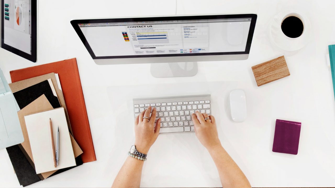 SEO y posicionamiento SEO: optimización para aparecer en resultados no pagados de buscadores. Es construir un activo, no arrendar tráfico. SERP: la página de resultados de búsqueda. Cada vez tiene menos clics disponibles por las respuestas de IA. Keyword / palabra clave: lo que la gente busca. Importa la intención detrás, no solo el volumen. Intención de búsqueda: qué quiere lograr quien busca (informarse, comparar, comprar). Define qué contenido gana. Backlink: enlace de otro sitio al tuyo. Señal de reputación: cuenta la calidad, no la cantidad. Autoridad de dominio: estimación de terceros sobre la fuerza de un sitio. Útil como referencia, no como verdad de Google. SEO técnico: que Google pueda rastrear, entender e indexar tu sitio. Sin esto, el resto no rinde. SEO local: aparecer en búsquedas con intención geográfica y en el mapa. Clave para negocios con local. EEAT: marco de Google sobre experiencia, pericia, autoridad y confianza. No se activa: se construye. Canonical: etiqueta que indica la versión preferida de páginas duplicadas. Mal usada, borra tráfico. SEM, Ads y medios pagados SEM: publicidad en buscadores. Arriendas visibilidad inmediata; se corta al dejar de pagar. CPC: costo por clic. Bajarlo sin mirar la conversión no sirve de nada. CPL: costo por lead. Solo tiene sentido contra la calidad del lead, no aislado. CPA: costo por adquisición (cliente o acción). Métrica de negocio, no de vanidad. ROAS: retorno por peso invertido en pauta. Engaña si se calcula sobre facturación y no sobre margen. Quality Score: diagnóstico de relevancia en Google Ads. Es un termómetro, no una palanca. Performance Max: campaña automatizada multi-inventario de Google. Potente y opaca: úsala con reglas. Pujas inteligentes: automatización de ofertas según objetivo. Solo rinden con buena medición detrás. Retargeting: Reimpactar a quien ya te visitó. Su forma clásica se degrada con el fin de las cookies de terceros. Lookalike / públicos similares: audiencias parecidas a tus clientes. Su calidad depende de la calidad de los datos de origen. Analítica y medición GA4: la analítica de Google basada en eventos. Mide distinto a la antigua, no peor. GTM: Google Tag Manager, gestor de etiquetas. Bien usado, ordena; mal usado, ensucia datos. Conversión: la acción valiosa que quieres (compra, lead, llamada). Sin medirla, todo es humo. Atribución: a qué canal se le asigna el mérito de una conversión. El último clic suele mentir. Datos de origen (first-party): los que recoges tú con consentimiento. El activo que reemplaza a las cookies de terceros. Conversions API / server-side: enviar eventos desde tu servidor. Recupera señal que el navegador pierde. Deduplicación: evitar contar dos veces la misma conversión. Si falla, el ROAS es ficción. Consent Mode / consentimiento: Respetar la decisión del usuario sobre sus datos. Obligación, no opción. MER: retorno combinado de todo el marketing. Menos halagador que el ROAS por plataforma, más real. LTV: valor de vida del cliente. La métrica que decide cuánto puedes pagar por adquirir. Estrategia, embudo y conversión Embudo / funnel: el recorrido de desconocido a cliente. Trabajar solo el final es el error más caro. TOFU / MOFU / BOFU: etapas del embudo (conocer / considerar / convertir). Cada una pide otro mensaje. Lead: contacto interesado. Vale por su calidad, no por su cantidad. Lead calificado: el que sí puede y quiere comprar. Optimizar por esto, no por volumen. CRO: optimización de conversión. Subir la tasa rinde más que subir el presupuesto. Landing page: página enfocada en una sola acción. Mandar pauta a la home es desperdiciarla. Buyer persona: representación del cliente objetivo. Sirve si nace de datos, no de suposiciones. Propuesta de valor: por qué te eligen a ti y no a otro. Si no está clara, ninguna táctica la salva. CTA: llamado a la acción. Uno claro por página; varios compiten y ninguno gana. Churn: tasa de fuga de clientes. En negocios recurrentes, define la rentabilidad más que la captación. Contenido, social y marca Marketing de contenidos: atraer con material útil. Su retorno es a largo plazo y compone. Inbound: Que el cliente llegue a ti por valor, no por interrupción. Estrategia, no truco. Engagement: interacción con tu contenido. Métrica de proceso; no la confundas con resultado de negocio. Alcance / impresiones: cuántos vieron algo. Vanidad si no se conecta con conversión. UGC: contenido generado por usuarios. Construye confianza porque no lo dices tú. Brand vs. performance: dar a conocer vs. vender ahora. Todo negocio necesita ambos equilibrados. Awareness: notoriedad de marca. Sin ella, el embudo se queda sin gente entrando. Remarketing por listas: Reimpactar con datos propios. Más resistente a la privacidad que el retargeting clásico. Automatización de marketing: flujos que reaccionan al comportamiento. Escala la relación, no la reemplaza. Omnicanalidad: experiencia coherente entre canales. No es “estar en todos”, es que conversen. Errores que vemos una y otra vez Usar términos para sonar experto sin entender qué significan. Confundir métricas de vanidad (alcance, likes) con resultados de negocio. Optimizar por CPL o ROAS sin mirar calidad y margen. Creer que SEO y SEM son lo mismo o intercambiables. Tomar la atribución de último clic como verdad absoluta. Dejar que una agencia esconda resultados detrás de jerga. ¿Necesito saber todo esto si tengo agencia? No para ejecutar, sí para evaluar. Entender estos términos es lo que te permite distinguir una agencia que cumple de una que se escuda en jerga. ¿Cuál es el término más malentendido? Probablemente ROAS: Muchos lo celebran sin saber que sobre facturación y no sobre margen puede esconder una pérdida. ¿Dónde empiezo si me abruma? Por los de medición y embudo: conversión, atribución, lead calificado, LTV. Son los que más se usan para tomar (o esconder) decisiones. ¿Esto cambia cada año? Los conceptos base son estables; lo que cambia es el contexto (privacidad, IA). Por eso entender el porqué vale más que memorizar la definición. En MediaMavens hablamos claro y mostramos los números, no nos escondemos en jerga. Si quieres una mirada honesta a tu marketing, revisa nuestro servicio de SEM y Google Ads y nuestro servicio de SEO, o pide una auditoría gratuita, sin costo ni compromiso. Texto propiedad de https://mediamavens.cl/ 