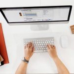 SEO y posicionamiento SEO: optimización para aparecer en resultados no pagados de buscadores. Es construir un activo, no arrendar tráfico. SERP: la página de resultados de búsqueda. Cada vez tiene menos clics disponibles por las respuestas de IA. Keyword / palabra clave: lo que la gente busca. Importa la intención detrás, no solo el volumen. Intención de búsqueda: qué quiere lograr quien busca (informarse, comparar, comprar). Define qué contenido gana. Backlink: enlace de otro sitio al tuyo. Señal de reputación: cuenta la calidad, no la cantidad. Autoridad de dominio: estimación de terceros sobre la fuerza de un sitio. Útil como referencia, no como verdad de Google. SEO técnico: que Google pueda rastrear, entender e indexar tu sitio. Sin esto, el resto no rinde. SEO local: aparecer en búsquedas con intención geográfica y en el mapa. Clave para negocios con local. EEAT: marco de Google sobre experiencia, pericia, autoridad y confianza. No se activa: se construye. Canonical: etiqueta que indica la versión preferida de páginas duplicadas. Mal usada, borra tráfico. SEM, Ads y medios pagados SEM: publicidad en buscadores. Arriendas visibilidad inmediata; se corta al dejar de pagar. CPC: costo por clic. Bajarlo sin mirar la conversión no sirve de nada. CPL: costo por lead. Solo tiene sentido contra la calidad del lead, no aislado. CPA: costo por adquisición (cliente o acción). Métrica de negocio, no de vanidad. ROAS: retorno por peso invertido en pauta. Engaña si se calcula sobre facturación y no sobre margen. Quality Score: diagnóstico de relevancia en Google Ads. Es un termómetro, no una palanca. Performance Max: campaña automatizada multi-inventario de Google. Potente y opaca: úsala con reglas. Pujas inteligentes: automatización de ofertas según objetivo. Solo rinden con buena medición detrás. Retargeting: Reimpactar a quien ya te visitó. Su forma clásica se degrada con el fin de las cookies de terceros. Lookalike / públicos similares: audiencias parecidas a tus clientes. Su calidad depende de la calidad de los datos de origen. Analítica y medición GA4: la analítica de Google basada en eventos. Mide distinto a la antigua, no peor. GTM: Google Tag Manager, gestor de etiquetas. Bien usado, ordena; mal usado, ensucia datos. Conversión: la acción valiosa que quieres (compra, lead, llamada). Sin medirla, todo es humo. Atribución: a qué canal se le asigna el mérito de una conversión. El último clic suele mentir. Datos de origen (first-party): los que recoges tú con consentimiento. El activo que reemplaza a las cookies de terceros. Conversions API / server-side: enviar eventos desde tu servidor. Recupera señal que el navegador pierde. Deduplicación: evitar contar dos veces la misma conversión. Si falla, el ROAS es ficción. Consent Mode / consentimiento: Respetar la decisión del usuario sobre sus datos. Obligación, no opción. MER: retorno combinado de todo el marketing. Menos halagador que el ROAS por plataforma, más real. LTV: valor de vida del cliente. La métrica que decide cuánto puedes pagar por adquirir. Estrategia, embudo y conversión Embudo / funnel: el recorrido de desconocido a cliente. Trabajar solo el final es el error más caro. TOFU / MOFU / BOFU: etapas del embudo (conocer / considerar / convertir). Cada una pide otro mensaje. Lead: contacto interesado. Vale por su calidad, no por su cantidad. Lead calificado: el que sí puede y quiere comprar. Optimizar por esto, no por volumen. CRO: optimización de conversión. Subir la tasa rinde más que subir el presupuesto. Landing page: página enfocada en una sola acción. Mandar pauta a la home es desperdiciarla. Buyer persona: representación del cliente objetivo. Sirve si nace de datos, no de suposiciones. Propuesta de valor: por qué te eligen a ti y no a otro. Si no está clara, ninguna táctica la salva. CTA: llamado a la acción. Uno claro por página; varios compiten y ninguno gana. Churn: tasa de fuga de clientes. En negocios recurrentes, define la rentabilidad más que la captación. Contenido, social y marca Marketing de contenidos: atraer con material útil. Su retorno es a largo plazo y compone. Inbound: Que el cliente llegue a ti por valor, no por interrupción. Estrategia, no truco. Engagement: interacción con tu contenido. Métrica de proceso; no la confundas con resultado de negocio. Alcance / impresiones: cuántos vieron algo. Vanidad si no se conecta con conversión. UGC: contenido generado por usuarios. Construye confianza porque no lo dices tú. Brand vs. performance: dar a conocer vs. vender ahora. Todo negocio necesita ambos equilibrados. Awareness: notoriedad de marca. Sin ella, el embudo se queda sin gente entrando. Remarketing por listas: Reimpactar con datos propios. Más resistente a la privacidad que el retargeting clásico. Automatización de marketing: flujos que reaccionan al comportamiento. Escala la relación, no la reemplaza. Omnicanalidad: experiencia coherente entre canales. No es “estar en todos”, es que conversen. Errores que vemos una y otra vez Usar términos para sonar experto sin entender qué significan. Confundir métricas de vanidad (alcance, likes) con resultados de negocio. Optimizar por CPL o ROAS sin mirar calidad y margen. Creer que SEO y SEM son lo mismo o intercambiables. Tomar la atribución de último clic como verdad absoluta. Dejar que una agencia esconda resultados detrás de jerga. ¿Necesito saber todo esto si tengo agencia? No para ejecutar, sí para evaluar. Entender estos términos es lo que te permite distinguir una agencia que cumple de una que se escuda en jerga. ¿Cuál es el término más malentendido? Probablemente ROAS: Muchos lo celebran sin saber que sobre facturación y no sobre margen puede esconder una pérdida. ¿Dónde empiezo si me abruma? Por los de medición y embudo: conversión, atribución, lead calificado, LTV. Son los que más se usan para tomar (o esconder) decisiones. ¿Esto cambia cada año? Los conceptos base son estables; lo que cambia es el contexto (privacidad, IA). Por eso entender el porqué vale más que memorizar la definición. En MediaMavens hablamos claro y mostramos los números, no nos escondemos en jerga. Si quieres una mirada honesta a tu marketing, revisa nuestro servicio de SEM y Google Ads y nuestro servicio de SEO, o pide una auditoría gratuita, sin costo ni compromiso. Texto propiedad de https://mediamavens.cl/ 