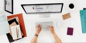 SEO y posicionamiento SEO: optimización para aparecer en resultados no pagados de buscadores. Es construir un activo, no arrendar tráfico. SERP: la página de resultados de búsqueda. Cada vez tiene menos clics disponibles por las respuestas de IA. Keyword / palabra clave: lo que la gente busca. Importa la intención detrás, no solo el volumen. Intención de búsqueda: qué quiere lograr quien busca (informarse, comparar, comprar). Define qué contenido gana. Backlink: enlace de otro sitio al tuyo. Señal de reputación: cuenta la calidad, no la cantidad. Autoridad de dominio: estimación de terceros sobre la fuerza de un sitio. Útil como referencia, no como verdad de Google. SEO técnico: que Google pueda rastrear, entender e indexar tu sitio. Sin esto, el resto no rinde. SEO local: aparecer en búsquedas con intención geográfica y en el mapa. Clave para negocios con local. EEAT: marco de Google sobre experiencia, pericia, autoridad y confianza. No se activa: se construye. Canonical: etiqueta que indica la versión preferida de páginas duplicadas. Mal usada, borra tráfico. SEM, Ads y medios pagados SEM: publicidad en buscadores. Arriendas visibilidad inmediata; se corta al dejar de pagar. CPC: costo por clic. Bajarlo sin mirar la conversión no sirve de nada. CPL: costo por lead. Solo tiene sentido contra la calidad del lead, no aislado. CPA: costo por adquisición (cliente o acción). Métrica de negocio, no de vanidad. ROAS: retorno por peso invertido en pauta. Engaña si se calcula sobre facturación y no sobre margen. Quality Score: diagnóstico de relevancia en Google Ads. Es un termómetro, no una palanca. Performance Max: campaña automatizada multi-inventario de Google. Potente y opaca: úsala con reglas. Pujas inteligentes: automatización de ofertas según objetivo. Solo rinden con buena medición detrás. Retargeting: Reimpactar a quien ya te visitó. Su forma clásica se degrada con el fin de las cookies de terceros. Lookalike / públicos similares: audiencias parecidas a tus clientes. Su calidad depende de la calidad de los datos de origen. Analítica y medición GA4: la analítica de Google basada en eventos. Mide distinto a la antigua, no peor. GTM: Google Tag Manager, gestor de etiquetas. Bien usado, ordena; mal usado, ensucia datos. Conversión: la acción valiosa que quieres (compra, lead, llamada). Sin medirla, todo es humo. Atribución: a qué canal se le asigna el mérito de una conversión. El último clic suele mentir. Datos de origen (first-party): los que recoges tú con consentimiento. El activo que reemplaza a las cookies de terceros. Conversions API / server-side: enviar eventos desde tu servidor. Recupera señal que el navegador pierde. Deduplicación: evitar contar dos veces la misma conversión. Si falla, el ROAS es ficción. Consent Mode / consentimiento: Respetar la decisión del usuario sobre sus datos. Obligación, no opción. MER: retorno combinado de todo el marketing. Menos halagador que el ROAS por plataforma, más real. LTV: valor de vida del cliente. La métrica que decide cuánto puedes pagar por adquirir. Estrategia, embudo y conversión Embudo / funnel: el recorrido de desconocido a cliente. Trabajar solo el final es el error más caro. TOFU / MOFU / BOFU: etapas del embudo (conocer / considerar / convertir). Cada una pide otro mensaje. Lead: contacto interesado. Vale por su calidad, no por su cantidad. Lead calificado: el que sí puede y quiere comprar. Optimizar por esto, no por volumen. CRO: optimización de conversión. Subir la tasa rinde más que subir el presupuesto. Landing page: página enfocada en una sola acción. Mandar pauta a la home es desperdiciarla. Buyer persona: representación del cliente objetivo. Sirve si nace de datos, no de suposiciones. Propuesta de valor: por qué te eligen a ti y no a otro. Si no está clara, ninguna táctica la salva. CTA: llamado a la acción. Uno claro por página; varios compiten y ninguno gana. Churn: tasa de fuga de clientes. En negocios recurrentes, define la rentabilidad más que la captación. Contenido, social y marca Marketing de contenidos: atraer con material útil. Su retorno es a largo plazo y compone. Inbound: Que el cliente llegue a ti por valor, no por interrupción. Estrategia, no truco. Engagement: interacción con tu contenido. Métrica de proceso; no la confundas con resultado de negocio. Alcance / impresiones: cuántos vieron algo. Vanidad si no se conecta con conversión. UGC: contenido generado por usuarios. Construye confianza porque no lo dices tú. Brand vs. performance: dar a conocer vs. vender ahora. Todo negocio necesita ambos equilibrados. Awareness: notoriedad de marca. Sin ella, el embudo se queda sin gente entrando. Remarketing por listas: Reimpactar con datos propios. Más resistente a la privacidad que el retargeting clásico. Automatización de marketing: flujos que reaccionan al comportamiento. Escala la relación, no la reemplaza. Omnicanalidad: experiencia coherente entre canales. No es “estar en todos”, es que conversen. Errores que vemos una y otra vez Usar términos para sonar experto sin entender qué significan. Confundir métricas de vanidad (alcance, likes) con resultados de negocio. Optimizar por CPL o ROAS sin mirar calidad y margen. Creer que SEO y SEM son lo mismo o intercambiables. Tomar la atribución de último clic como verdad absoluta. Dejar que una agencia esconda resultados detrás de jerga. ¿Necesito saber todo esto si tengo agencia? No para ejecutar, sí para evaluar. Entender estos términos es lo que te permite distinguir una agencia que cumple de una que se escuda en jerga. ¿Cuál es el término más malentendido? Probablemente ROAS: Muchos lo celebran sin saber que sobre facturación y no sobre margen puede esconder una pérdida. ¿Dónde empiezo si me abruma? Por los de medición y embudo: conversión, atribución, lead calificado, LTV. Son los que más se usan para tomar (o esconder) decisiones. ¿Esto cambia cada año? Los conceptos base son estables; lo que cambia es el contexto (privacidad, IA). Por eso entender el porqué vale más que memorizar la definición. En MediaMavens hablamos claro y mostramos los números, no nos escondemos en jerga. Si quieres una mirada honesta a tu marketing, revisa nuestro servicio de SEM y Google Ads y nuestro servicio de SEO, o pide una auditoría gratuita, sin costo ni compromiso. Texto propiedad de https://mediamavens.cl/ 