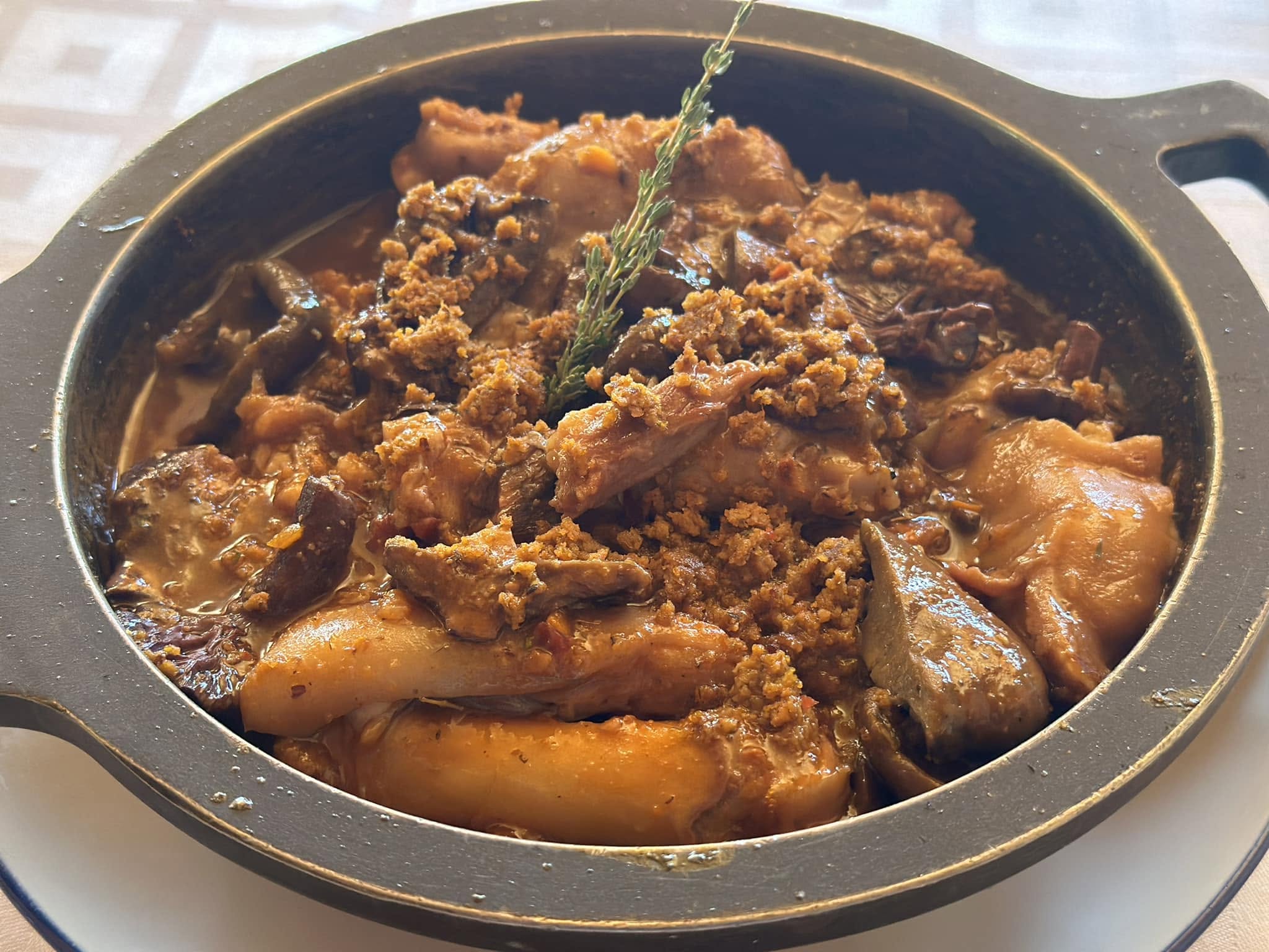 Entre els Pirineus i la Serra del Cadí, hi ha un lloc on la cuina catalana es viu, es respira… i es recorda: Hotel Restaurant La Glorieta. Aquí, l’Albert Formentí —el xef de l’Alt Urgell— cuina amb el cor, amb productes de km 0, amb la filosofia de la cuina tradicional de tota la vida, i amb una especialitat que ens fa únics: els nostres arrossos. Arrossos de mercat, arrossos de temporada, arrossos que expliquen la terra i el paisatge que ens envolta. 🍚 Arrossos de primera categoria 🔥 Cuina catalana autèntica 🌿 Productes de proximitat 🏔️ Vistes al Cadí que enamoren ✨ Experiència gastronòmica única Si busques qualitat a preus equilibrats, plats casolans, receptes renovades i una cuina que desperta sentiments… La Glorieta és casa teva. 📍 Castellciutat — La Seu d’Urgell 📩 glorietahotel@gmail.com 📞 +34 973 351 045 #RestaurantLaGlorieta #AltUrgell #Arrossos #CuinaCatalana #Km0 #Pirineus #Cadí #GastronomiaCatalana #CuinaDeMercat