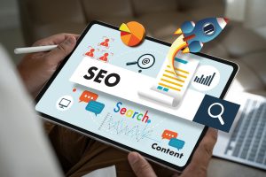 SEO y posicionamiento SEO: optimización para aparecer en resultados no pagados de buscadores. Es construir un activo, no arrendar tráfico. SERP: la página de resultados de búsqueda. Cada vez tiene menos clics disponibles por las respuestas de IA. Keyword / palabra clave: lo que la gente busca. Importa la intención detrás, no solo el volumen. Intención de búsqueda: qué quiere lograr quien busca (informarse, comparar, comprar). Define qué contenido gana. Backlink: enlace de otro sitio al tuyo. Señal de reputación: cuenta la calidad, no la cantidad. Autoridad de dominio: estimación de terceros sobre la fuerza de un sitio. Útil como referencia, no como verdad de Google. SEO técnico: que Google pueda rastrear, entender e indexar tu sitio. Sin esto, el resto no rinde. SEO local: aparecer en búsquedas con intención geográfica y en el mapa. Clave para negocios con local. EEAT: marco de Google sobre experiencia, pericia, autoridad y confianza. No se activa: se construye. Canonical: etiqueta que indica la versión preferida de páginas duplicadas. Mal usada, borra tráfico. SEM, Ads y medios pagados SEM: publicidad en buscadores. Arriendas visibilidad inmediata; se corta al dejar de pagar. CPC: costo por clic. Bajarlo sin mirar la conversión no sirve de nada. CPL: costo por lead. Solo tiene sentido contra la calidad del lead, no aislado. CPA: costo por adquisición (cliente o acción). Métrica de negocio, no de vanidad. ROAS: retorno por peso invertido en pauta. Engaña si se calcula sobre facturación y no sobre margen. Quality Score: diagnóstico de relevancia en Google Ads. Es un termómetro, no una palanca. Performance Max: campaña automatizada multi-inventario de Google. Potente y opaca: úsala con reglas. Pujas inteligentes: automatización de ofertas según objetivo. Solo rinden con buena medición detrás. Retargeting: Reimpactar a quien ya te visitó. Su forma clásica se degrada con el fin de las cookies de terceros. Lookalike / públicos similares: audiencias parecidas a tus clientes. Su calidad depende de la calidad de los datos de origen. Analítica y medición GA4: la analítica de Google basada en eventos. Mide distinto a la antigua, no peor. GTM: Google Tag Manager, gestor de etiquetas. Bien usado, ordena; mal usado, ensucia datos. Conversión: la acción valiosa que quieres (compra, lead, llamada). Sin medirla, todo es humo. Atribución: a qué canal se le asigna el mérito de una conversión. El último clic suele mentir. Datos de origen (first-party): los que recoges tú con consentimiento. El activo que reemplaza a las cookies de terceros. Conversions API / server-side: enviar eventos desde tu servidor. Recupera señal que el navegador pierde. Deduplicación: evitar contar dos veces la misma conversión. Si falla, el ROAS es ficción. Consent Mode / consentimiento: Respetar la decisión del usuario sobre sus datos. Obligación, no opción. MER: retorno combinado de todo el marketing. Menos halagador que el ROAS por plataforma, más real. LTV: valor de vida del cliente. La métrica que decide cuánto puedes pagar por adquirir. Estrategia, embudo y conversión Embudo / funnel: el recorrido de desconocido a cliente. Trabajar solo el final es el error más caro. TOFU / MOFU / BOFU: etapas del embudo (conocer / considerar / convertir). Cada una pide otro mensaje. Lead: contacto interesado. Vale por su calidad, no por su cantidad. Lead calificado: el que sí puede y quiere comprar. Optimizar por esto, no por volumen. CRO: optimización de conversión. Subir la tasa rinde más que subir el presupuesto. Landing page: página enfocada en una sola acción. Mandar pauta a la home es desperdiciarla. Buyer persona: representación del cliente objetivo. Sirve si nace de datos, no de suposiciones. Propuesta de valor: por qué te eligen a ti y no a otro. Si no está clara, ninguna táctica la salva. CTA: llamado a la acción. Uno claro por página; varios compiten y ninguno gana. Churn: tasa de fuga de clientes. En negocios recurrentes, define la rentabilidad más que la captación. Contenido, social y marca Marketing de contenidos: atraer con material útil. Su retorno es a largo plazo y compone. Inbound: Que el cliente llegue a ti por valor, no por interrupción. Estrategia, no truco. Engagement: interacción con tu contenido. Métrica de proceso; no la confundas con resultado de negocio. Alcance / impresiones: cuántos vieron algo. Vanidad si no se conecta con conversión. UGC: contenido generado por usuarios. Construye confianza porque no lo dices tú. Brand vs. performance: dar a conocer vs. vender ahora. Todo negocio necesita ambos equilibrados. Awareness: notoriedad de marca. Sin ella, el embudo se queda sin gente entrando. Remarketing por listas: Reimpactar con datos propios. Más resistente a la privacidad que el retargeting clásico. Automatización de marketing: flujos que reaccionan al comportamiento. Escala la relación, no la reemplaza. Omnicanalidad: experiencia coherente entre canales. No es “estar en todos”, es que conversen. Errores que vemos una y otra vez Usar términos para sonar experto sin entender qué significan. Confundir métricas de vanidad (alcance, likes) con resultados de negocio. Optimizar por CPL o ROAS sin mirar calidad y margen. Creer que SEO y SEM son lo mismo o intercambiables. Tomar la atribución de último clic como verdad absoluta. Dejar que una agencia esconda resultados detrás de jerga. ¿Necesito saber todo esto si tengo agencia? No para ejecutar, sí para evaluar. Entender estos términos es lo que te permite distinguir una agencia que cumple de una que se escuda en jerga. ¿Cuál es el término más malentendido? Probablemente ROAS: Muchos lo celebran sin saber que sobre facturación y no sobre margen puede esconder una pérdida. ¿Dónde empiezo si me abruma? Por los de medición y embudo: conversión, atribución, lead calificado, LTV. Son los que más se usan para tomar (o esconder) decisiones. ¿Esto cambia cada año? Los conceptos base son estables; lo que cambia es el contexto (privacidad, IA). Por eso entender el porqué vale más que memorizar la definición. En MediaMavens hablamos claro y mostramos los números, no nos escondemos en jerga. Si quieres una mirada honesta a tu marketing, revisa nuestro servicio de SEM y Google Ads y nuestro servicio de SEO, o pide una auditoría gratuita, sin costo ni compromiso. Texto propiedad de https://mediamavens.cl/