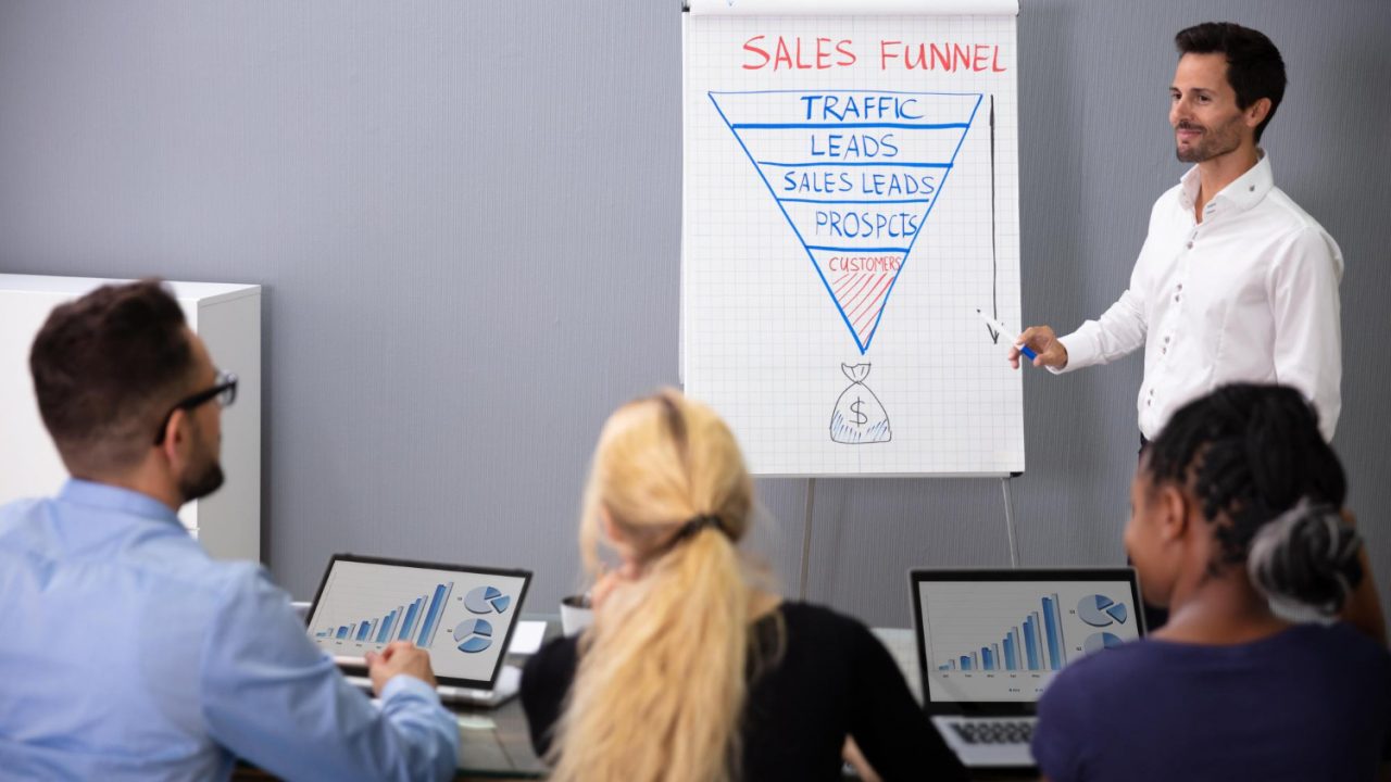 Hemos llegado a un momento muy especial en el mundo del marketing: el que hace años podría ser un alumno mio, malo o muy malo, es el experto en marketing que se dedica a vender humo. Usando palabras técnicas como funnel de ventas (o embudo de conversión) (nunca me ha gustado usar palabras técnicas cuando hablamos con no expertos en marketing, pero ahora eso vende; palabras como branding o funnel de ventas… Son palabras que gustan a los vendedores de humo. El embudo de ventas es un modelo que muestra las fases por las que pasa un usuario, desde que descubre un producto o servicio hasta que realiza la compra final. Se llama embudo porque es más ancho arriba y se estrecha abajo, ya que muchos ven el producto, pero pocos compran; lo que me sorprende es que lo usen para captar clientes para un restaurante que ellos llaman de lujo. El negocio es claro: el cliente paga la cuota mensual; ellos, además, reciben una comisión de Instagram (META). Buen negocio. Y para hacerse ver, te hablan de sus negocios y cursos en Estados Unidos. ¡Increíble pero cierto! Las Fases del Embudo Parte alta (TOFU): El usuario conoce la marca o el problema que tiene. Aquí entra mucho tráfico con blogs o redes sociales. Parte media (MOFU): El usuario muestra interés y busca soluciones. Evalúa opciones y deja sus datos a cambio de información útil. Parte baja (BOFU): El cliente potencial está listo para comprar. Aquí se ofrecen pruebas, descuentos o llamadas a la acción directas.  Para Qué Sirve Medir resultados: Ayuda a ver en qué paso exacto se van los clientes. Mejorar ventas: Permite enviar el mensaje correcto a la persona adecuada en el momento justo. Ahorrar tiempo: Automatiza el proceso de guiar al usuario hacia la compra.  Si lo deseas, dime: ¿Cuál es tu producto o servicio? ¿Dónde vendes (tienda física o internet)? Si lo deseas, te puedo ayudar a diseñar un embudo básico para tu negocio. Mejorar tu branding o lo que desees. Solo añadir: ¡Cuidado con los vendehúmos!
