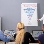 Hemos llegado a un momento muy especial en el mundo del marketing: el que hace años podría ser un alumno mio, malo o muy malo, es el experto en marketing que se dedica a vender humo. Usando palabras técnicas como funnel de ventas (o embudo de conversión) (nunca me ha gustado usar palabras técnicas cuando hablamos con no expertos en marketing, pero ahora eso vende; palabras como branding o funnel de ventas… Son palabras que gustan a los vendedores de humo. El embudo de ventas es un modelo que muestra las fases por las que pasa un usuario, desde que descubre un producto o servicio hasta que realiza la compra final. Se llama embudo porque es más ancho arriba y se estrecha abajo, ya que muchos ven el producto, pero pocos compran; lo que me sorprende es que lo usen para captar clientes para un restaurante que ellos llaman de lujo. El negocio es claro: el cliente paga la cuota mensual; ellos, además, reciben una comisión de Instagram (META). Buen negocio. Y para hacerse ver, te hablan de sus negocios y cursos en Estados Unidos. ¡Increíble pero cierto! Las Fases del Embudo Parte alta (TOFU): El usuario conoce la marca o el problema que tiene. Aquí entra mucho tráfico con blogs o redes sociales. Parte media (MOFU): El usuario muestra interés y busca soluciones. Evalúa opciones y deja sus datos a cambio de información útil. Parte baja (BOFU): El cliente potencial está listo para comprar. Aquí se ofrecen pruebas, descuentos o llamadas a la acción directas.  Para Qué Sirve Medir resultados: Ayuda a ver en qué paso exacto se van los clientes. Mejorar ventas: Permite enviar el mensaje correcto a la persona adecuada en el momento justo. Ahorrar tiempo: Automatiza el proceso de guiar al usuario hacia la compra.  Si lo deseas, dime: ¿Cuál es tu producto o servicio? ¿Dónde vendes (tienda física o internet)? Si lo deseas, te puedo ayudar a diseñar un embudo básico para tu negocio. Mejorar tu branding o lo que desees. Solo añadir: ¡Cuidado con los vendehúmos!