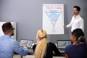 Hemos llegado a un momento muy especial en el mundo del marketing: el que hace años podría ser un alumno mio, malo o muy malo, es el experto en marketing que se dedica a vender humo. Usando palabras técnicas como funnel de ventas (o embudo de conversión) (nunca me ha gustado usar palabras técnicas cuando hablamos con no expertos en marketing, pero ahora eso vende; palabras como branding o funnel de ventas… Son palabras que gustan a los vendedores de humo. El embudo de ventas es un modelo que muestra las fases por las que pasa un usuario, desde que descubre un producto o servicio hasta que realiza la compra final. Se llama embudo porque es más ancho arriba y se estrecha abajo, ya que muchos ven el producto, pero pocos compran; lo que me sorprende es que lo usen para captar clientes para un restaurante que ellos llaman de lujo. El negocio es claro: el cliente paga la cuota mensual; ellos, además, reciben una comisión de Instagram (META). Buen negocio. Y para hacerse ver, te hablan de sus negocios y cursos en Estados Unidos. ¡Increíble pero cierto! Las Fases del Embudo Parte alta (TOFU): El usuario conoce la marca o el problema que tiene. Aquí entra mucho tráfico con blogs o redes sociales. Parte media (MOFU): El usuario muestra interés y busca soluciones. Evalúa opciones y deja sus datos a cambio de información útil. Parte baja (BOFU): El cliente potencial está listo para comprar. Aquí se ofrecen pruebas, descuentos o llamadas a la acción directas.  Para Qué Sirve Medir resultados: Ayuda a ver en qué paso exacto se van los clientes. Mejorar ventas: Permite enviar el mensaje correcto a la persona adecuada en el momento justo. Ahorrar tiempo: Automatiza el proceso de guiar al usuario hacia la compra.  Si lo deseas, dime: ¿Cuál es tu producto o servicio? ¿Dónde vendes (tienda física o internet)? Si lo deseas, te puedo ayudar a diseñar un embudo básico para tu negocio. Mejorar tu branding o lo que desees. Solo añadir: ¡Cuidado con los vendehúmos!