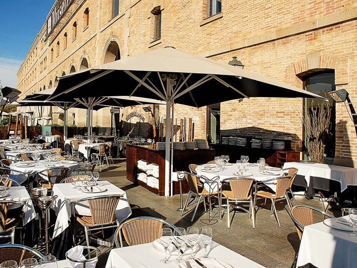 El Merendero de la Marí, restaurant mariner obert al Palau de Mar el 1995, el primer que s'hi va instal·lar després dels Jocs Olímpics, ha tancat per no poder assumir el pagament del lloguer Aquest negoci familiar pagava 53.000 euros de lloguer al mes a un grup inversor; i després del primer impagament, va rebre una carta de desnonament. La història d'aquesta nissaga de restauradors es remunta a principis del segle XX, quan van començar a servir peix en una barraca a peu de platja. Posteriorment, per les seves taules hi han menjat personalitats com Dalí, Serrat o Lola Flores. Ara, la família obre un període de reflexió sobre el futur del seu negoci.🍴