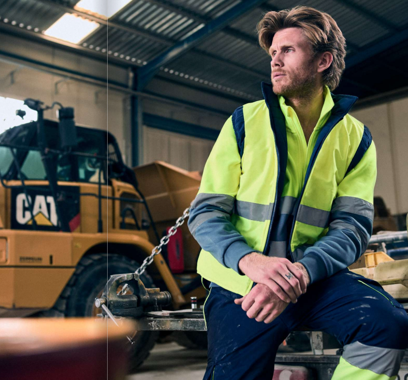 👕👷♂️ Guardias Publicitat: qualitat i millor preu en roba de treball i roba d’ús diari a Andorra Quan parlem de roba laboral, no només pensem en uniformes: pensem en seguretat, comoditat i imatge professional. A Guardias Publicitat, una de les empreses de referència en regals d’empresa i roba de treball, trobaràs una gamma completa de productes amb el millor preu de tot Andorra. 🌟 Roba de feina Workwear: vestuari tècnic per a sectors com la construcció, hostaleria, sanitat o indústria. Uniformes resistents, amb dissenys moderns i adaptats a les necessitats de cada professió. Possibilitat de serigrafia en tèxtil per personalitzar amb el logotip de la teva empresa. 🌿 Roba d’ús habitual La col·lecció Roly ofereix peces còmodes i versàtils per al dia a dia: samarretes, polos, dessuadores i molt més. Estil casual amb qualitat professional, ideal tant per a ús personal com per a promocions corporatives. 💡 Per què escollir Guardias Publicitat? Experiència en el sector de la publicitat i el marxandatge. Productes de confiança amb una relació qualitat-preu imbatible. Servei integral: des del disseny fins a la personalització i entrega. 📍 A Andorra, Guardias Publicitat és sinònim de professionalitat i proximitat. Tant si busques roba per al teu equip com peces per al teu dia a dia, aquí trobaràs la millor opció.