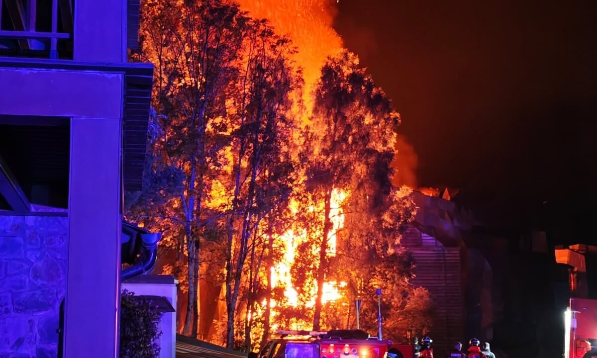 A continuació tens l'anàlisi completa sobre l'incendi declarat la matinada del 22 de setembre de 2026 al complex La Querola d'Ordino, juntament amb les dades clau, els interrogants i diverses propostes d'enfocament. Fets i dades clau de l'incident   Cronologia: El primer avís es va rebre cap a les 01:45 h de la matinada. Les flames es van iniciar en un dels blocs i es van propagar amb extrema celeritat per tota la urbanització, segons van informar el Diari d'Andorra i el Diari Bondia.   Afectació material: El foc ha calcinat pràcticament els set blocs d'edificis que conformen el complex (52 habitatges). La superfície afectada s'estima en uns 10.000 m² d'habitatges i 12.000 m² d'aparcament sobre una parcel·la d'uns 6.900 m², tal com recull VilaWeb.   Dany personal: No s'han registrat ferits ni víctimes mortals.   Dispositiu d'extinció: S'han mobilitzat 14 dotacions i 34 efectius dels Bombers d'Andorra, amb el suport de 2 dotacions dels Bombers de la Generalitat de Catalunya (Parc de la Seu d'Urgell). També hi han intervingut Policia (amb suport de drons), Protecció Civil, Creu Roja, SUM i personal de Nord Andorrà. La prioritat tàctica ha estat frenar l'avenç del foc cap a la massa forestal circumdant. Context del complex: Què representa La Querola?   Arquitectura d'autor: Projectat pel reconegut arquitecte francès Jean Nouvel (Premi Pritzker) conjuntament amb Josep Ribas i Jordi Sala.   Inversió i desenvolupament: Una inversió calculada al voltant dels 130 milions d'euros. Ha estat un projecte gestat al llarg de dues dècades, amb 14 anys d'obres, i que s'havia inaugurat feia pocs mesos.   Filosofia constructiva: Habitatges de gran superfície (fins a 700 m²), integrats al pendent de la muntanya amb façanes i cobertes combinades de fusta i pissarra, i un sistema de geotèrmia amb 170 pous.   Precedents: L'any 2024 ja s'havia produït un petit incendi durant la fase final de les obres, com va documentar en el seu moment el Diari d'Andorra. Eixos d'anàlisi per a l'article del bloc Per donar contingut de valor i rigor al teu article, convé abordar el succés des de tres perspectives: La seguretat constructiva i la celeritat de propagació Com és possible que un complex residencial d'última generació i d'ultra luxe, de 130 milions d'euros, s'hagi consumit d'un extrem a l'altre en poques hores?   Caldrà que els peritatges determinin si el disseny arquitectònic (elements de fusta, continuïtat estructural o façanes ventilades) va actuar com a accelerador o efecte xemeneia.   El funcionament i l'activació dels sistemes de sectorització, alarmes i extinció interior en edificis nous. La preservació del bosc i el risc d'interfície urbana-forestal   La Querola es troba a Ordino (Reserva de la Biosfera). Un incendi d'aquesta intensitat en contacte directe amb el bosc suposava un risc crític de catàstrofe mediambiental si el foc saltava a la massa forestal.   La resposta ràpida dels serveis d'emergència i la col·laboració transfronterera han evitat un escenari pitjor. L'impacte econòmic i el debat social   Sector assegurador i promoció: Serà un dels sinistres materials més costosos de la història recent d'Andorra.   Reflexió social: L'incident reobre converses sobre el ritme constructiu al país, la tipologia de promocions d'alt standing i com s'han d'establir les normatives de seguretat en noves edificacions d'alta muntanya. Proposta d'estructura per a l'article Pots estructurar el teu text amb aquest esquema:   Títol suggerit:     La Querola d'Ordino: Cronologia d'una catàstrofe material i interrogants sobre la seguretat constructiva.     Del disseny de Jean Nouvel a les cendres: Què ha passat a La Querola d'Ordino?   Introducció: Descripció breu i sòbria dels fets de la matinada (avís a la 1:45 h, extensió del foc als 7 blocs i la notícia clau: sense danys personals).   El perfil del projecte: Recordatori de la magnitud de La Querola (inversió de 130 M€, 14 anys d'obres, referent d'arquitectura d'alta muntanya).   La resposta d'emergència: Paper clau dels Bombers d'Andorra i la cooperació amb la Seu d'Urgell per blindar el bosc.   Les preguntes obertes:     Què va originar el foc?     Quins factors van facilitar una propagació tan destructiva entre blocs teòricament independents?   Conclusió: Crida a la serenitat a l'espera de la investigació oficial i la necessitat d'extreure'n lliçons sobre la coexistència entre grans desenvolupaments immobiliaris i el territori natural.