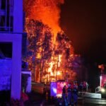 A continuació tens l'anàlisi completa sobre l'incendi declarat la matinada del 22 de setembre de 2026 al complex La Querola d'Ordino, juntament amb les dades clau, els interrogants i diverses propostes d'enfocament. Fets i dades clau de l'incident   Cronologia: El primer avís es va rebre cap a les 01:45 h de la matinada. Les flames es van iniciar en un dels blocs i es van propagar amb extrema celeritat per tota la urbanització, segons van informar el Diari d'Andorra i el Diari Bondia.   Afectació material: El foc ha calcinat pràcticament els set blocs d'edificis que conformen el complex (52 habitatges). La superfície afectada s'estima en uns 10.000 m² d'habitatges i 12.000 m² d'aparcament sobre una parcel·la d'uns 6.900 m², tal com recull VilaWeb.   Dany personal: No s'han registrat ferits ni víctimes mortals.   Dispositiu d'extinció: S'han mobilitzat 14 dotacions i 34 efectius dels Bombers d'Andorra, amb el suport de 2 dotacions dels Bombers de la Generalitat de Catalunya (Parc de la Seu d'Urgell). També hi han intervingut Policia (amb suport de drons), Protecció Civil, Creu Roja, SUM i personal de Nord Andorrà. La prioritat tàctica ha estat frenar l'avenç del foc cap a la massa forestal circumdant. Context del complex: Què representa La Querola?   Arquitectura d'autor: Projectat pel reconegut arquitecte francès Jean Nouvel (Premi Pritzker) conjuntament amb Josep Ribas i Jordi Sala.   Inversió i desenvolupament: Una inversió calculada al voltant dels 130 milions d'euros. Ha estat un projecte gestat al llarg de dues dècades, amb 14 anys d'obres, i que s'havia inaugurat feia pocs mesos.   Filosofia constructiva: Habitatges de gran superfície (fins a 700 m²), integrats al pendent de la muntanya amb façanes i cobertes combinades de fusta i pissarra, i un sistema de geotèrmia amb 170 pous.   Precedents: L'any 2024 ja s'havia produït un petit incendi durant la fase final de les obres, com va documentar en el seu moment el Diari d'Andorra. Eixos d'anàlisi per a l'article del bloc Per donar contingut de valor i rigor al teu article, convé abordar el succés des de tres perspectives: La seguretat constructiva i la celeritat de propagació Com és possible que un complex residencial d'última generació i d'ultra luxe, de 130 milions d'euros, s'hagi consumit d'un extrem a l'altre en poques hores?   Caldrà que els peritatges determinin si el disseny arquitectònic (elements de fusta, continuïtat estructural o façanes ventilades) va actuar com a accelerador o efecte xemeneia.   El funcionament i l'activació dels sistemes de sectorització, alarmes i extinció interior en edificis nous. La preservació del bosc i el risc d'interfície urbana-forestal   La Querola es troba a Ordino (Reserva de la Biosfera). Un incendi d'aquesta intensitat en contacte directe amb el bosc suposava un risc crític de catàstrofe mediambiental si el foc saltava a la massa forestal.   La resposta ràpida dels serveis d'emergència i la col·laboració transfronterera han evitat un escenari pitjor. L'impacte econòmic i el debat social   Sector assegurador i promoció: Serà un dels sinistres materials més costosos de la història recent d'Andorra.   Reflexió social: L'incident reobre converses sobre el ritme constructiu al país, la tipologia de promocions d'alt standing i com s'han d'establir les normatives de seguretat en noves edificacions d'alta muntanya. Proposta d'estructura per a l'article Pots estructurar el teu text amb aquest esquema:   Títol suggerit:     La Querola d'Ordino: Cronologia d'una catàstrofe material i interrogants sobre la seguretat constructiva.     Del disseny de Jean Nouvel a les cendres: Què ha passat a La Querola d'Ordino?   Introducció: Descripció breu i sòbria dels fets de la matinada (avís a la 1:45 h, extensió del foc als 7 blocs i la notícia clau: sense danys personals).   El perfil del projecte: Recordatori de la magnitud de La Querola (inversió de 130 M€, 14 anys d'obres, referent d'arquitectura d'alta muntanya).   La resposta d'emergència: Paper clau dels Bombers d'Andorra i la cooperació amb la Seu d'Urgell per blindar el bosc.   Les preguntes obertes:     Què va originar el foc?     Quins factors van facilitar una propagació tan destructiva entre blocs teòricament independents?   Conclusió: Crida a la serenitat a l'espera de la investigació oficial i la necessitat d'extreure'n lliçons sobre la coexistència entre grans desenvolupaments immobiliaris i el territori natural.