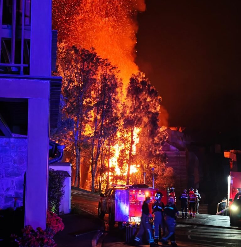 A continuació tens l'anàlisi completa sobre l'incendi declarat la matinada del 22 de setembre de 2026 al complex La Querola d'Ordino, juntament amb les dades clau, els interrogants i diverses propostes d'enfocament. Fets i dades clau de l'incident   Cronologia: El primer avís es va rebre cap a les 01:45 h de la matinada. Les flames es van iniciar en un dels blocs i es van propagar amb extrema celeritat per tota la urbanització, segons van informar el Diari d'Andorra i el Diari Bondia.   Afectació material: El foc ha calcinat pràcticament els set blocs d'edificis que conformen el complex (52 habitatges). La superfície afectada s'estima en uns 10.000 m² d'habitatges i 12.000 m² d'aparcament sobre una parcel·la d'uns 6.900 m², tal com recull VilaWeb.   Dany personal: No s'han registrat ferits ni víctimes mortals.   Dispositiu d'extinció: S'han mobilitzat 14 dotacions i 34 efectius dels Bombers d'Andorra, amb el suport de 2 dotacions dels Bombers de la Generalitat de Catalunya (Parc de la Seu d'Urgell). També hi han intervingut Policia (amb suport de drons), Protecció Civil, Creu Roja, SUM i personal de Nord Andorrà. La prioritat tàctica ha estat frenar l'avenç del foc cap a la massa forestal circumdant. Context del complex: Què representa La Querola?   Arquitectura d'autor: Projectat pel reconegut arquitecte francès Jean Nouvel (Premi Pritzker) conjuntament amb Josep Ribas i Jordi Sala.   Inversió i desenvolupament: Una inversió calculada al voltant dels 130 milions d'euros. Ha estat un projecte gestat al llarg de dues dècades, amb 14 anys d'obres, i que s'havia inaugurat feia pocs mesos.   Filosofia constructiva: Habitatges de gran superfície (fins a 700 m²), integrats al pendent de la muntanya amb façanes i cobertes combinades de fusta i pissarra, i un sistema de geotèrmia amb 170 pous.   Precedents: L'any 2024 ja s'havia produït un petit incendi durant la fase final de les obres, com va documentar en el seu moment el Diari d'Andorra. Eixos d'anàlisi per a l'article del bloc Per donar contingut de valor i rigor al teu article, convé abordar el succés des de tres perspectives: La seguretat constructiva i la celeritat de propagació Com és possible que un complex residencial d'última generació i d'ultra luxe, de 130 milions d'euros, s'hagi consumit d'un extrem a l'altre en poques hores?   Caldrà que els peritatges determinin si el disseny arquitectònic (elements de fusta, continuïtat estructural o façanes ventilades) va actuar com a accelerador o efecte xemeneia.   El funcionament i l'activació dels sistemes de sectorització, alarmes i extinció interior en edificis nous. La preservació del bosc i el risc d'interfície urbana-forestal   La Querola es troba a Ordino (Reserva de la Biosfera). Un incendi d'aquesta intensitat en contacte directe amb el bosc suposava un risc crític de catàstrofe mediambiental si el foc saltava a la massa forestal.   La resposta ràpida dels serveis d'emergència i la col·laboració transfronterera han evitat un escenari pitjor. L'impacte econòmic i el debat social   Sector assegurador i promoció: Serà un dels sinistres materials més costosos de la història recent d'Andorra.   Reflexió social: L'incident reobre converses sobre el ritme constructiu al país, la tipologia de promocions d'alt standing i com s'han d'establir les normatives de seguretat en noves edificacions d'alta muntanya. Proposta d'estructura per a l'article Pots estructurar el teu text amb aquest esquema:   Títol suggerit:     La Querola d'Ordino: Cronologia d'una catàstrofe material i interrogants sobre la seguretat constructiva.     Del disseny de Jean Nouvel a les cendres: Què ha passat a La Querola d'Ordino?   Introducció: Descripció breu i sòbria dels fets de la matinada (avís a la 1:45 h, extensió del foc als 7 blocs i la notícia clau: sense danys personals).   El perfil del projecte: Recordatori de la magnitud de La Querola (inversió de 130 M€, 14 anys d'obres, referent d'arquitectura d'alta muntanya).   La resposta d'emergència: Paper clau dels Bombers d'Andorra i la cooperació amb la Seu d'Urgell per blindar el bosc.   Les preguntes obertes:     Què va originar el foc?     Quins factors van facilitar una propagació tan destructiva entre blocs teòricament independents?   Conclusió: Crida a la serenitat a l'espera de la investigació oficial i la necessitat d'extreure'n lliçons sobre la coexistència entre grans desenvolupaments immobiliaris i el territori natural.