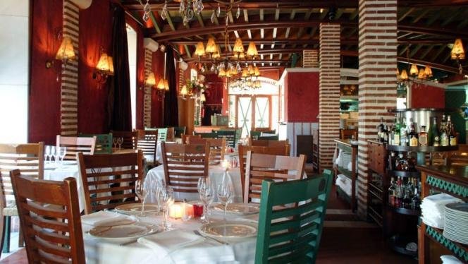 El Merendero de la Marí, restaurant mariner obert al Palau de Mar el 1995, el primer que s'hi va instal·lar després dels Jocs Olímpics, ha tancat per no poder assumir el pagament del lloguer
Aquest negoci familiar pagava 53.000 euros de lloguer al mes a un grup inversor; i després del primer impagament, va rebre una carta de desnonament. La història d'aquesta nissaga de restauradors es remunta a principis del segle XX, quan van començar a servir peix en una barraca a peu de platja. Posteriorment, per les seves taules hi han menjat personalitats com Dalí, Serrat o Lola Flores.
Ara, la família obre un període de reflexió sobre el futur del seu negoci.🍴
