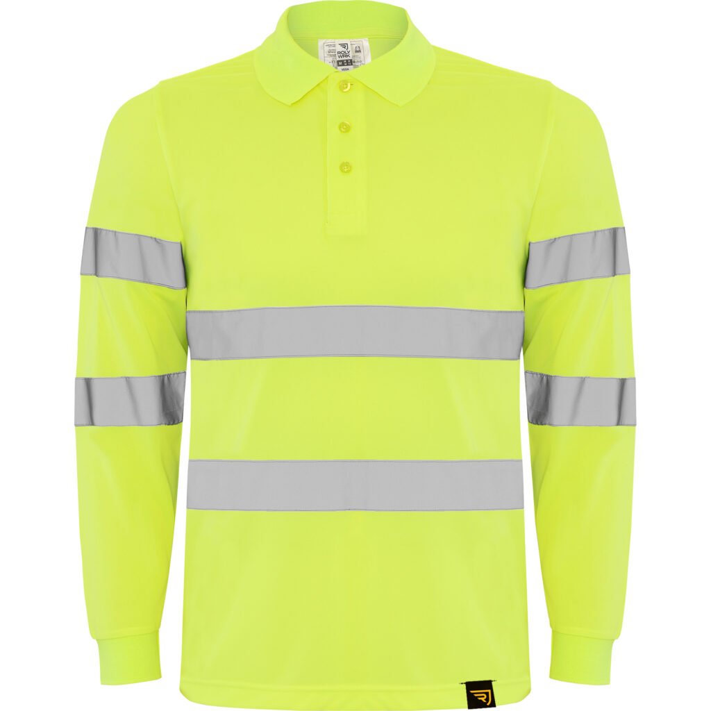 La ropa de alta visibilidad es un tipo de indumentaria de trabajo que incorpora colores fluorescentes y bandas retrorreflectantes para garantizar que los operarios sean detectados con facilidad tanto de día como de noche.  Normativa y Clases Norma ISO 20471: Regula esta indumentaria profesional y la clasifica en tres clases según la superficie de material fluorescente y reflectante que aporta la prenda: Clase 1: Nivel de protección bajo, ideal para entornos con menor riesgo o velocidades de tráfico reducidas. Clase 2: Protección media para trabajos en carreteras secundarias o zonas de circulación hasta 80 km/h (conductores de reparto, personal de almacén). Clase 3: El nivel más alto de visibilidad, obligatorio en autopistas o vías de alta velocidad. Tipos de Prendas Disponibles Parte superior: Camisetas técnicas, polos de manga corta o larga, y sudaderas.  Abrigo y lluvia: Chaquetas, parkas, forros polares, chalecos multibolsillos y trajes impermeables. Parte inferior: Pantalones largos multibolsillos y bermudas con certificación reflectante. Comprar ropa de alta visibilidad en Guardias Publicitat. Ropa de trabajo o laboral con colores fluorescentes y bandas retrorreflectantes para garantizar que los operarios sean detectados con facilidad de día y de noche. 