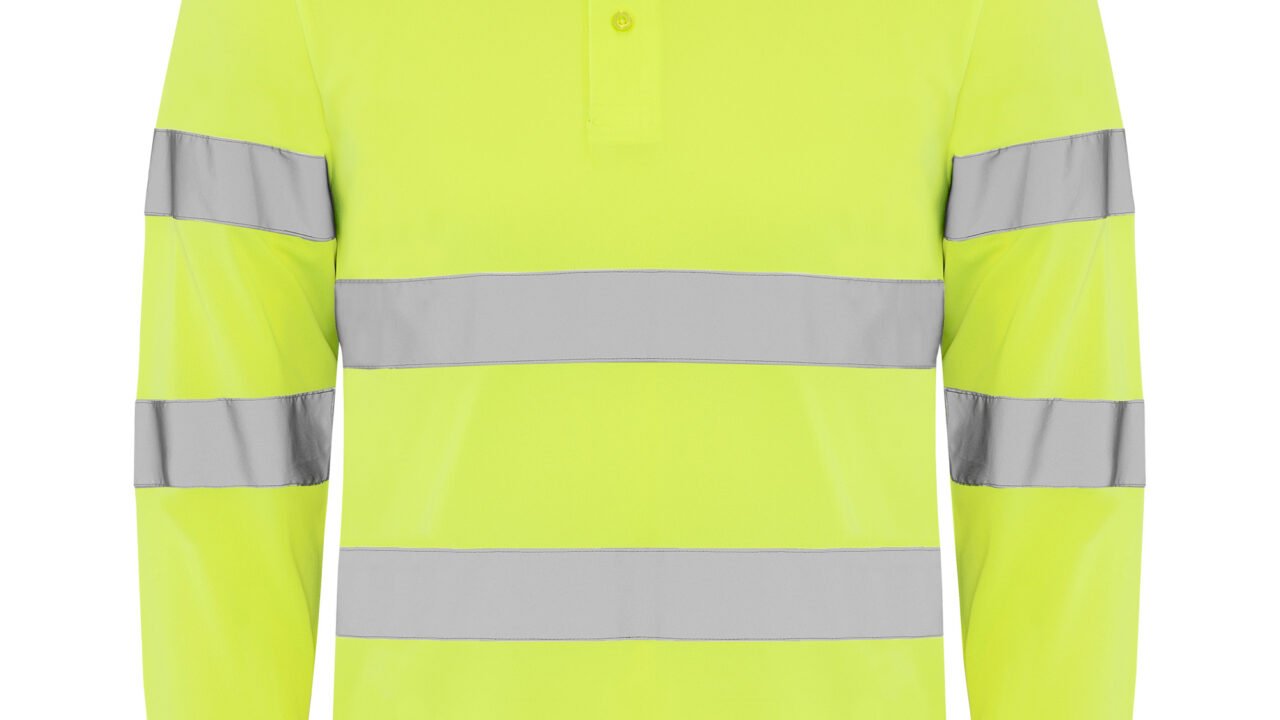 La ropa de alta visibilidad es un tipo de indumentaria de trabajo que incorpora colores fluorescentes y bandas retrorreflectantes para garantizar que los operarios sean detectados con facilidad tanto de día como de noche.  Normativa y Clases Norma ISO 20471: Regula esta indumentaria profesional y la clasifica en tres clases según la superficie de material fluorescente y reflectante que aporta la prenda: Clase 1: Nivel de protección bajo, ideal para entornos con menor riesgo o velocidades de tráfico reducidas. Clase 2: Protección media para trabajos en carreteras secundarias o zonas de circulación hasta 80 km/h (conductores de reparto, personal de almacén). Clase 3: El nivel más alto de visibilidad, obligatorio en autopistas o vías de alta velocidad. Tipos de Prendas Disponibles Parte superior: Camisetas técnicas, polos de manga corta o larga, y sudaderas.  Abrigo y lluvia: Chaquetas, parkas, forros polares, chalecos multibolsillos y trajes impermeables. Parte inferior: Pantalones largos multibolsillos y bermudas con certificación reflectante. Comprar ropa de alta visibilidad en Guardias Publicitat. Ropa de trabajo o laboral con colores fluorescentes y bandas retrorreflectantes para garantizar que los operarios sean detectados con facilidad de día y de noche. 