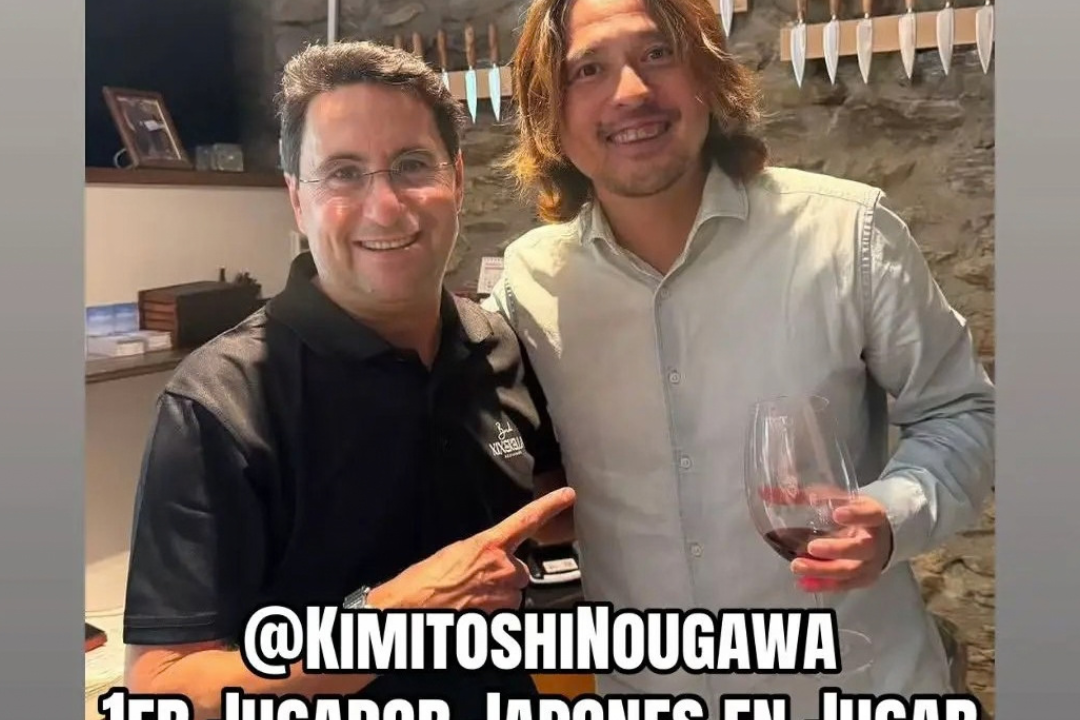 Avui hem tingut l’honor de rebre a la Borda Xixerella a una visita molt especial! Ens ha visitat la llegenda @carles5puyol, acompanyat del seu amic @kimitoshinougawa. Per qui no el conegueu, en Kimitoshi Nōgawa és un exfutbolista professional japonès, nascut a Wakayama. Davanter de formació, va ser internacional Sub-17 amb el Japó i va fer història com un dels primers japonesos a jugar a Europa. La seva carrera l’ha portat a jugar al Brasil amb el Londrina EC, a ser el primer jugador japonès de la història en jugar a Polònia amb el Górnik Zabrze de la primera divisió, a Romania i fins i tot al Camerun amb el Canon Yaoundé, convertint-se en el primer japonès a jugar a l’Àfrica. Un autèntic trota món del futbol! Gràcies de tot cor a tots dos per triar casa nostra, per la vostra simpatia i humilitat. Ha estat un plaer immens tenir-vos a taula. Us esperem sempre que vulgueu! Aquesta és casa vostra! Borda Xixerella la millor Borda d’Andorra #BordaXixerella #Andorra #CarlesPuyol #KimitoshiNogawa #GastronomiaAndorrana #Borda #VisitaEspecial