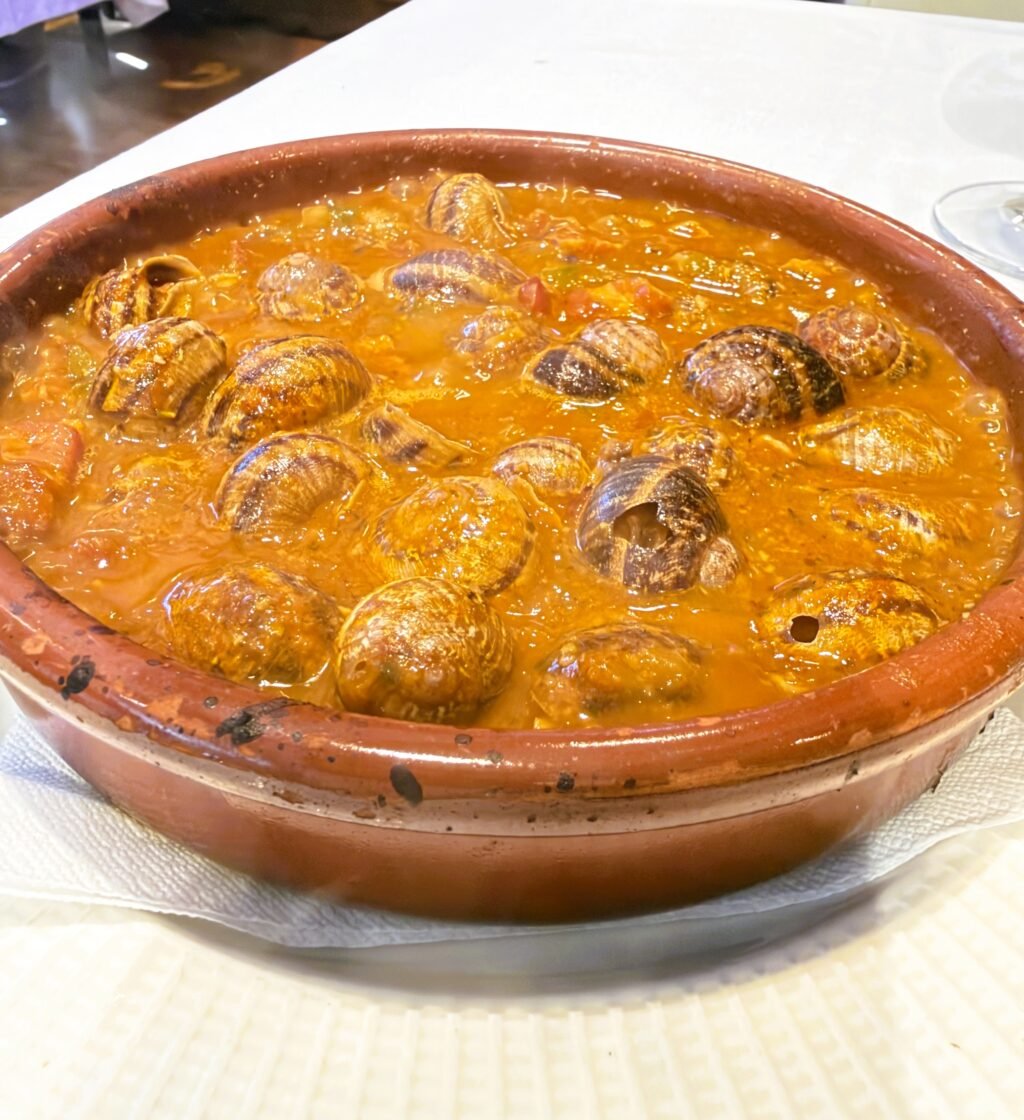 ELS AUTÈNTICS CARGOLS A LA CATALANA DE LA BORDA XIXERELLA Hi ha receptes que expliquen la nostra terra millor que mil paraules. A la Borda Xixerella, els cargols a la catalana són una d’aquelles elaboracions tradicionals que han passat de generació en generació, mantenint intacta tota la seva essència. La màgia d’aquest plat neix d’una combinació perfecta d’ingredients: caragols cuits amb paciència, costella de porc melosa, botifarra, pernil salat, ceba, tomàquet i un sofregit elaborat lentament, sense presses, com mana la cuina de sempre. El toc final del vi blanc, el brou i les espècies crea una salsa intensa, aromàtica i plena de matisos que converteix cada mos en un autèntic homenatge a la gastronomia catalana. El secret? Fer-los amb temps. Com les millors receptes tradicionals, els nostres cargols guanyen encara més sabor quan reposen i deixen que tots els ingredients s’integrin a la perfecció. És aquella cuina de cassola que perfuma tota la borda i ens recorden les grans trobades familiars al voltant de la taula de casa de l’àvia els caps de setmana de tardor i hivern. A la Borda Xixerella continuem defensant la cuina autèntica, els productes de qualitat i les receptes que formen part del nostre patrimoni gastronòmic. Perquè hi ha plats que no passen mai de moda, i els caragols a la catalana són un dels grans tresors de la nostra cuina. Vine a descobrir per què aquest és un dels plats més apreciats pels amants de la gastronomia tradicional a Andorra. #BordaXixerella #CargolsALaCatalana #GastronomiaCatalana #CuinaTradicional #AndorraGastronomica #ProducteDeQualitat #CuinaDeCassola #RestaurantAndorra #FoodLovers #SaborsDeLaTerra