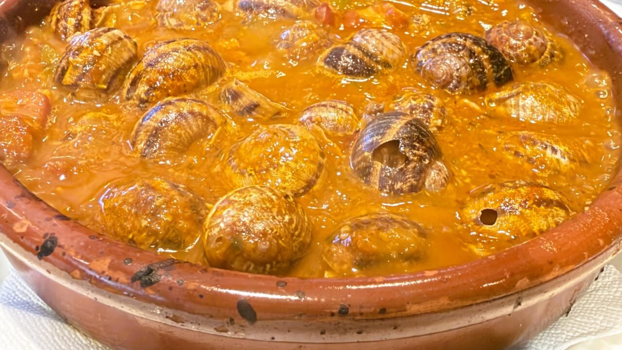 ELS AUTÈNTICS CARGOLS A LA CATALANA DE LA BORDA XIXERELLA Hi ha receptes que expliquen la nostra terra millor que mil paraules. A la Borda Xixerella, els cargols a la catalana són una d’aquelles elaboracions tradicionals que han passat de generació en generació, mantenint intacta tota la seva essència. La màgia d’aquest plat neix d’una combinació perfecta d’ingredients: caragols cuits amb paciència, costella de porc melosa, botifarra, pernil salat, ceba, tomàquet i un sofregit elaborat lentament, sense presses, com mana la cuina de sempre. El toc final del vi blanc, el brou i les espècies crea una salsa intensa, aromàtica i plena de matisos que converteix cada mos en un autèntic homenatge a la gastronomia catalana. El secret? Fer-los amb temps. Com les millors receptes tradicionals, els nostres cargols guanyen encara més sabor quan reposen i deixen que tots els ingredients s’integrin a la perfecció. És aquella cuina de cassola que perfuma tota la borda i ens recorden les grans trobades familiars al voltant de la taula de casa de l’àvia els caps de setmana de tardor i hivern. A la Borda Xixerella continuem defensant la cuina autèntica, els productes de qualitat i les receptes que formen part del nostre patrimoni gastronòmic. Perquè hi ha plats que no passen mai de moda, i els caragols a la catalana són un dels grans tresors de la nostra cuina. Vine a descobrir per què aquest és un dels plats més apreciats pels amants de la gastronomia tradicional a Andorra. #BordaXixerella #CargolsALaCatalana #GastronomiaCatalana #CuinaTradicional #AndorraGastronomica #ProducteDeQualitat #CuinaDeCassola #RestaurantAndorra #FoodLovers #SaborsDeLaTerra