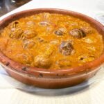 ELS AUTÈNTICS CARGOLS A LA CATALANA DE LA BORDA XIXERELLA Hi ha receptes que expliquen la nostra terra millor que mil paraules. A la Borda Xixerella, els cargols a la catalana són una d’aquelles elaboracions tradicionals que han passat de generació en generació, mantenint intacta tota la seva essència. La màgia d’aquest plat neix d’una combinació perfecta d’ingredients: caragols cuits amb paciència, costella de porc melosa, botifarra, pernil salat, ceba, tomàquet i un sofregit elaborat lentament, sense presses, com mana la cuina de sempre. El toc final del vi blanc, el brou i les espècies crea una salsa intensa, aromàtica i plena de matisos que converteix cada mos en un autèntic homenatge a la gastronomia catalana. El secret? Fer-los amb temps. Com les millors receptes tradicionals, els nostres cargols guanyen encara més sabor quan reposen i deixen que tots els ingredients s’integrin a la perfecció. És aquella cuina de cassola que perfuma tota la borda i ens recorden les grans trobades familiars al voltant de la taula de casa de l’àvia els caps de setmana de tardor i hivern. A la Borda Xixerella continuem defensant la cuina autèntica, els productes de qualitat i les receptes que formen part del nostre patrimoni gastronòmic. Perquè hi ha plats que no passen mai de moda, i els caragols a la catalana són un dels grans tresors de la nostra cuina. Vine a descobrir per què aquest és un dels plats més apreciats pels amants de la gastronomia tradicional a Andorra. #BordaXixerella #CargolsALaCatalana #GastronomiaCatalana #CuinaTradicional #AndorraGastronomica #ProducteDeQualitat #CuinaDeCassola #RestaurantAndorra #FoodLovers #SaborsDeLaTerra