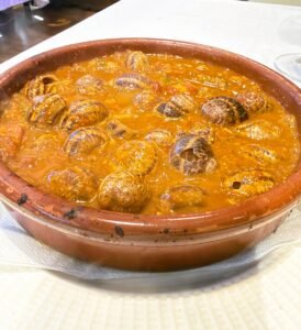 ELS AUTÈNTICS CARGOLS A LA CATALANA DE LA BORDA XIXERELLA Hi ha receptes que expliquen la nostra terra millor que mil paraules. A la Borda Xixerella, els cargols a la catalana són una d’aquelles elaboracions tradicionals que han passat de generació en generació, mantenint intacta tota la seva essència. La màgia d’aquest plat neix d’una combinació perfecta d’ingredients: caragols cuits amb paciència, costella de porc melosa, botifarra, pernil salat, ceba, tomàquet i un sofregit elaborat lentament, sense presses, com mana la cuina de sempre. El toc final del vi blanc, el brou i les espècies crea una salsa intensa, aromàtica i plena de matisos que converteix cada mos en un autèntic homenatge a la gastronomia catalana. El secret? Fer-los amb temps. Com les millors receptes tradicionals, els nostres cargols guanyen encara més sabor quan reposen i deixen que tots els ingredients s’integrin a la perfecció. És aquella cuina de cassola que perfuma tota la borda i ens recorden les grans trobades familiars al voltant de la taula de casa de l’àvia els caps de setmana de tardor i hivern. A la Borda Xixerella continuem defensant la cuina autèntica, els productes de qualitat i les receptes que formen part del nostre patrimoni gastronòmic. Perquè hi ha plats que no passen mai de moda, i els caragols a la catalana són un dels grans tresors de la nostra cuina. Vine a descobrir per què aquest és un dels plats més apreciats pels amants de la gastronomia tradicional a Andorra. #BordaXixerella #CargolsALaCatalana #GastronomiaCatalana #CuinaTradicional #AndorraGastronomica #ProducteDeQualitat #CuinaDeCassola #RestaurantAndorra #FoodLovers #SaborsDeLaTerra