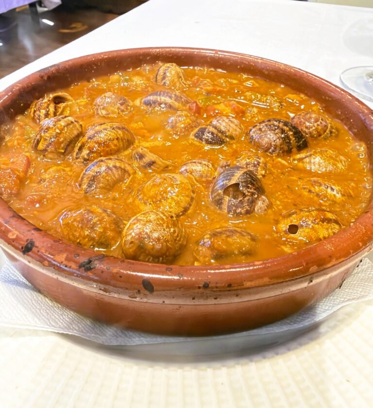 ELS AUTÈNTICS CARGOLS A LA CATALANA DE LA BORDA XIXERELLA Hi ha receptes que expliquen la nostra terra millor que mil paraules. A la Borda Xixerella, els cargols a la catalana són una d’aquelles elaboracions tradicionals que han passat de generació en generació, mantenint intacta tota la seva essència. La màgia d’aquest plat neix d’una combinació perfecta d’ingredients: caragols cuits amb paciència, costella de porc melosa, botifarra, pernil salat, ceba, tomàquet i un sofregit elaborat lentament, sense presses, com mana la cuina de sempre. El toc final del vi blanc, el brou i les espècies crea una salsa intensa, aromàtica i plena de matisos que converteix cada mos en un autèntic homenatge a la gastronomia catalana. El secret? Fer-los amb temps. Com les millors receptes tradicionals, els nostres cargols guanyen encara més sabor quan reposen i deixen que tots els ingredients s’integrin a la perfecció. És aquella cuina de cassola que perfuma tota la borda i ens recorden les grans trobades familiars al voltant de la taula de casa de l’àvia els caps de setmana de tardor i hivern. A la Borda Xixerella continuem defensant la cuina autèntica, els productes de qualitat i les receptes que formen part del nostre patrimoni gastronòmic. Perquè hi ha plats que no passen mai de moda, i els caragols a la catalana són un dels grans tresors de la nostra cuina. Vine a descobrir per què aquest és un dels plats més apreciats pels amants de la gastronomia tradicional a Andorra. #BordaXixerella #CargolsALaCatalana #GastronomiaCatalana #CuinaTradicional #AndorraGastronomica #ProducteDeQualitat #CuinaDeCassola #RestaurantAndorra #FoodLovers #SaborsDeLaTerra