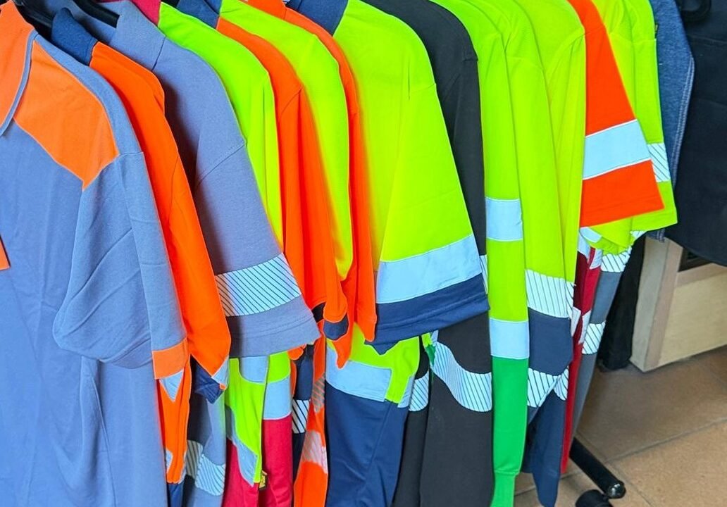 Roba Laboral i Roba de Treball Personalitzada a Escaldes-Engordany | Guardias Publicitat Busques roba laboral de qualitat a Andorra? A Guardias Publicitat, a Escaldes-Engordany, som especialistes en roba de treball i uniformes laborals per a empreses, autònoms i professionals. Tenim la col·lecció més completa de roba de treball: pantalons de treball cargo com el model WARMOR 9326, armilles multibutxaques, polos, samarretes tècniques, jaquetes softshell, calçat de seguretat i roba d’alta visibilitat. Tota la nostra roba laboral és personalitzable. Brodem i serigrafiem el logo de la teva empresa per donar una imatge professional i uniforme. Som proveïdor integral: t’assessorem, t’equipem i personalitzem al moment, sense intermediaris. Si ets de la construcció, taller, logística, hostaleria, comerç o oficina, tenim la roba de treball que necessites. Roba còmoda, resistent i duradora, pensada per treballar tot el dia. Ens trobaràs a Avinguda del Fener, 30, Escaldes-Engordany. Vine a la nostra botiga de roba laboral a Andorra i t’equipem en 24 h. Guardias Publicitat – La teva botiga de roba de treball a Escaldes. Hashtags #robalaboral #robadetreball #uniformeslaborals #robalaboralandorra #uniformesandorra #robotreballpersonalitzada #workwearandorra.