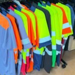 Roba Laboral i Roba de Treball Personalitzada a Escaldes-Engordany | Guardias Publicitat Busques roba laboral de qualitat a Andorra? A Guardias Publicitat, a Escaldes-Engordany, som especialistes en roba de treball i uniformes laborals per a empreses, autònoms i professionals. Tenim la col·lecció més completa de roba de treball: pantalons de treball cargo com el model WARMOR 9326, armilles multibutxaques, polos, samarretes tècniques, jaquetes softshell, calçat de seguretat i roba d’alta visibilitat. Tota la nostra roba laboral és personalitzable. Brodem i serigrafiem el logo de la teva empresa per donar una imatge professional i uniforme. Som proveïdor integral: t’assessorem, t’equipem i personalitzem al moment, sense intermediaris. Si ets de la construcció, taller, logística, hostaleria, comerç o oficina, tenim la roba de treball que necessites. Roba còmoda, resistent i duradora, pensada per treballar tot el dia. Ens trobaràs a Avinguda del Fener, 30, Escaldes-Engordany. Vine a la nostra botiga de roba laboral a Andorra i t’equipem en 24 h. Guardias Publicitat – La teva botiga de roba de treball a Escaldes. Hashtags #robalaboral #robadetreball #uniformeslaborals #robalaboralandorra #uniformesandorra #robotreballpersonalitzada #workwearandorra.
