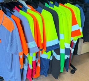 Roba Laboral i Roba de Treball Personalitzada a Escaldes-Engordany | Guardias Publicitat Busques roba laboral de qualitat a Andorra? A Guardias Publicitat, a Escaldes-Engordany, som especialistes en roba de treball i uniformes laborals per a empreses, autònoms i professionals. Tenim la col·lecció més completa de roba de treball: pantalons de treball cargo com el model WARMOR 9326, armilles multibutxaques, polos, samarretes tècniques, jaquetes softshell, calçat de seguretat i roba d’alta visibilitat. Tota la nostra roba laboral és personalitzable. Brodem i serigrafiem el logo de la teva empresa per donar una imatge professional i uniforme. Som proveïdor integral: t’assessorem, t’equipem i personalitzem al moment, sense intermediaris. Si ets de la construcció, taller, logística, hostaleria, comerç o oficina, tenim la roba de treball que necessites. Roba còmoda, resistent i duradora, pensada per treballar tot el dia. Ens trobaràs a Avinguda del Fener, 30, Escaldes-Engordany. Vine a la nostra botiga de roba laboral a Andorra i t’equipem en 24 h. Guardias Publicitat – La teva botiga de roba de treball a Escaldes. Hashtags #robalaboral #robadetreball #uniformeslaborals #robalaboralandorra #uniformesandorra #robotreballpersonalitzada #workwearandorra.